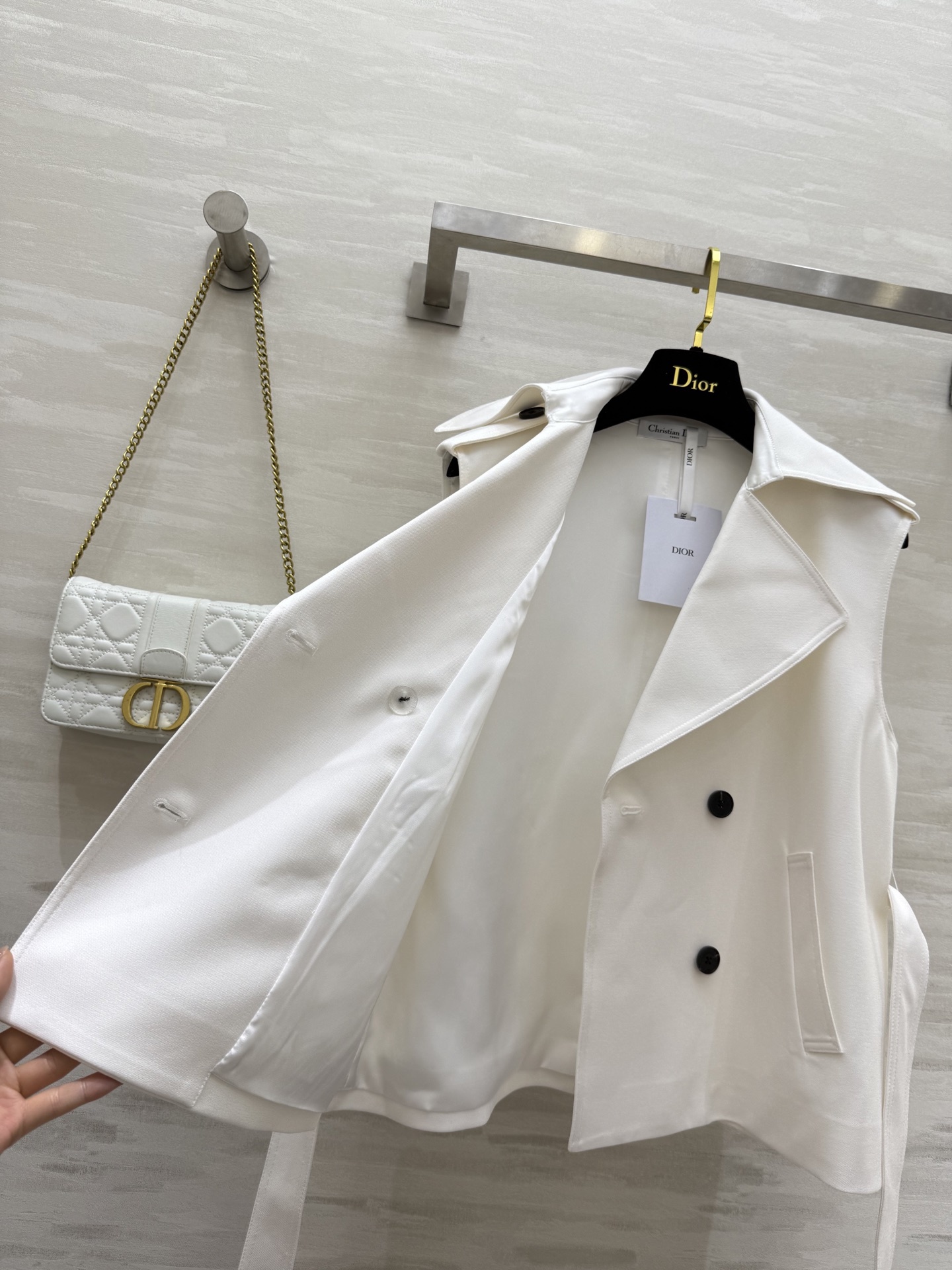 #DIO♡²⁵新款 刺绣蜜蜂🐝翻领马甲 经典双排扣设计 整个剪裁很棒 轻松穿出直角肩 收腰利落剪裁 搭配