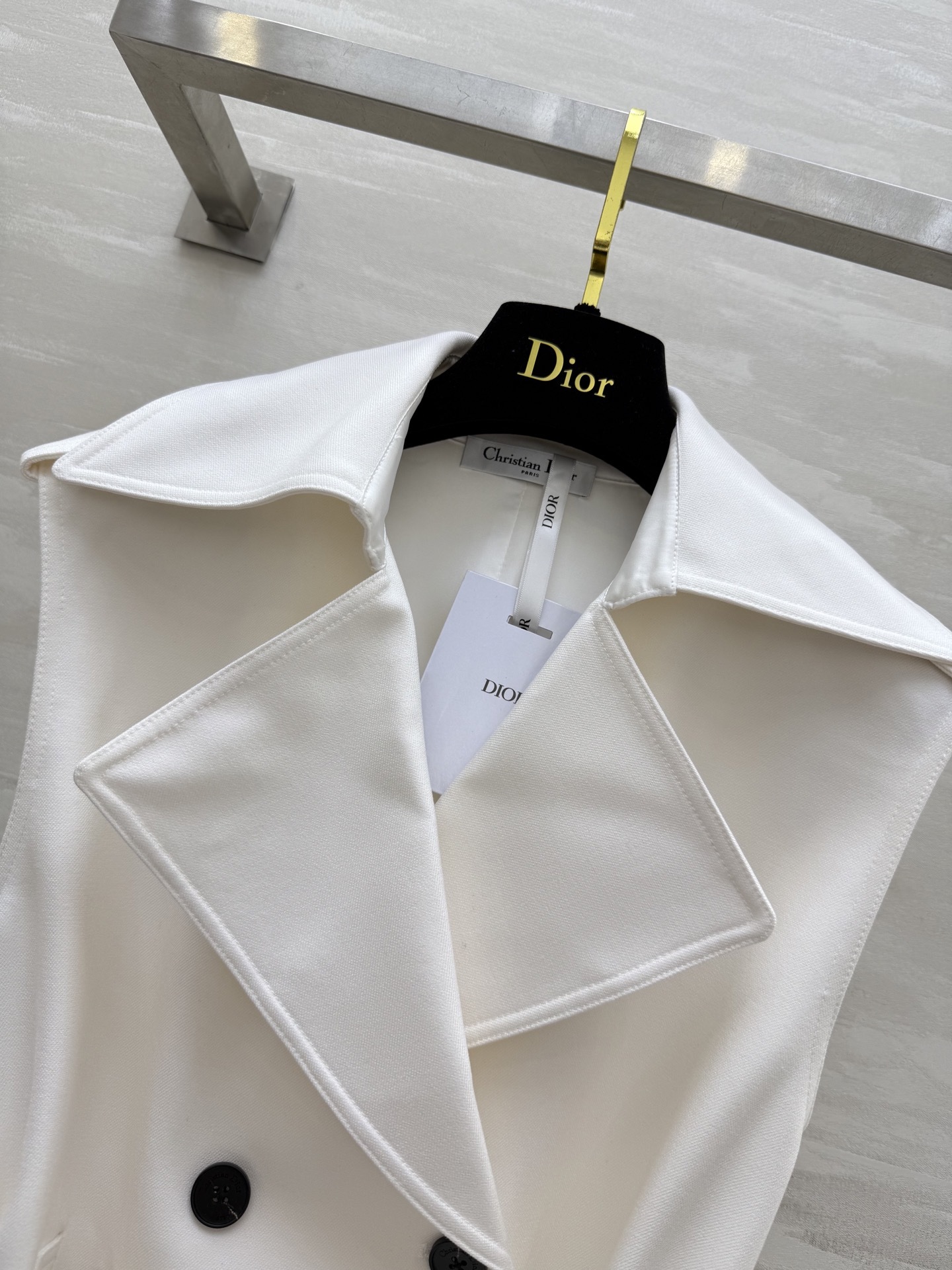 #DIO♡²⁵新款 刺绣蜜蜂🐝翻领马甲 经典双排扣设计 整个剪裁很棒 轻松穿出直角肩 收腰利落剪裁 搭配