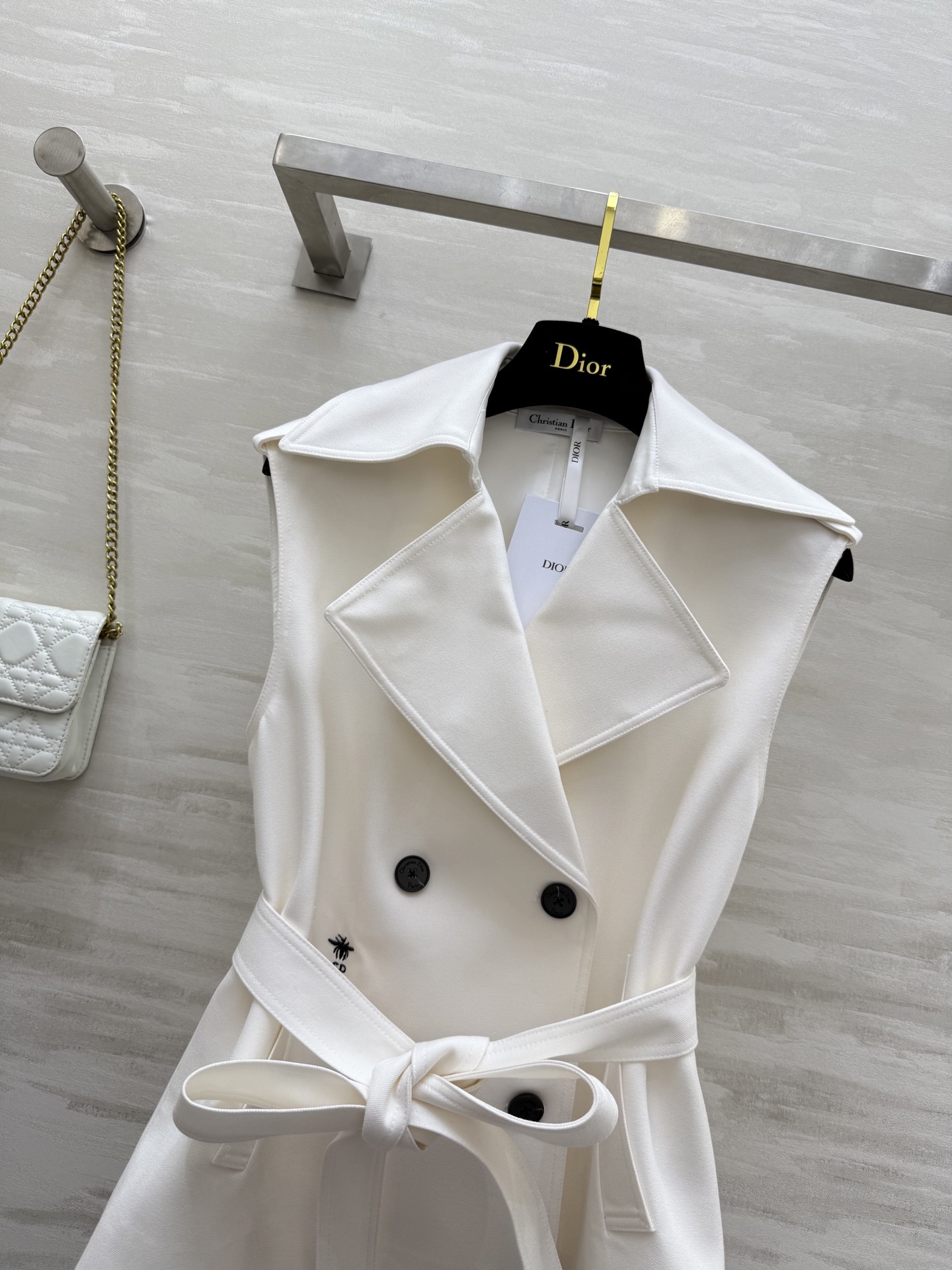 #DIO♡²⁵新款 刺绣蜜蜂🐝翻领马甲 经典双排扣设计 整个剪裁很棒 轻松穿出直角肩 收腰利落剪裁 搭配