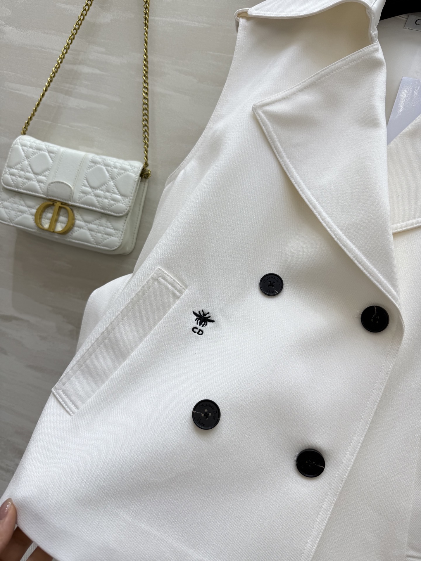 #DIO♡²⁵新款 刺绣蜜蜂🐝翻领马甲 经典双排扣设计 整个剪裁很棒 轻松穿出直角肩 收腰利落剪裁 搭配