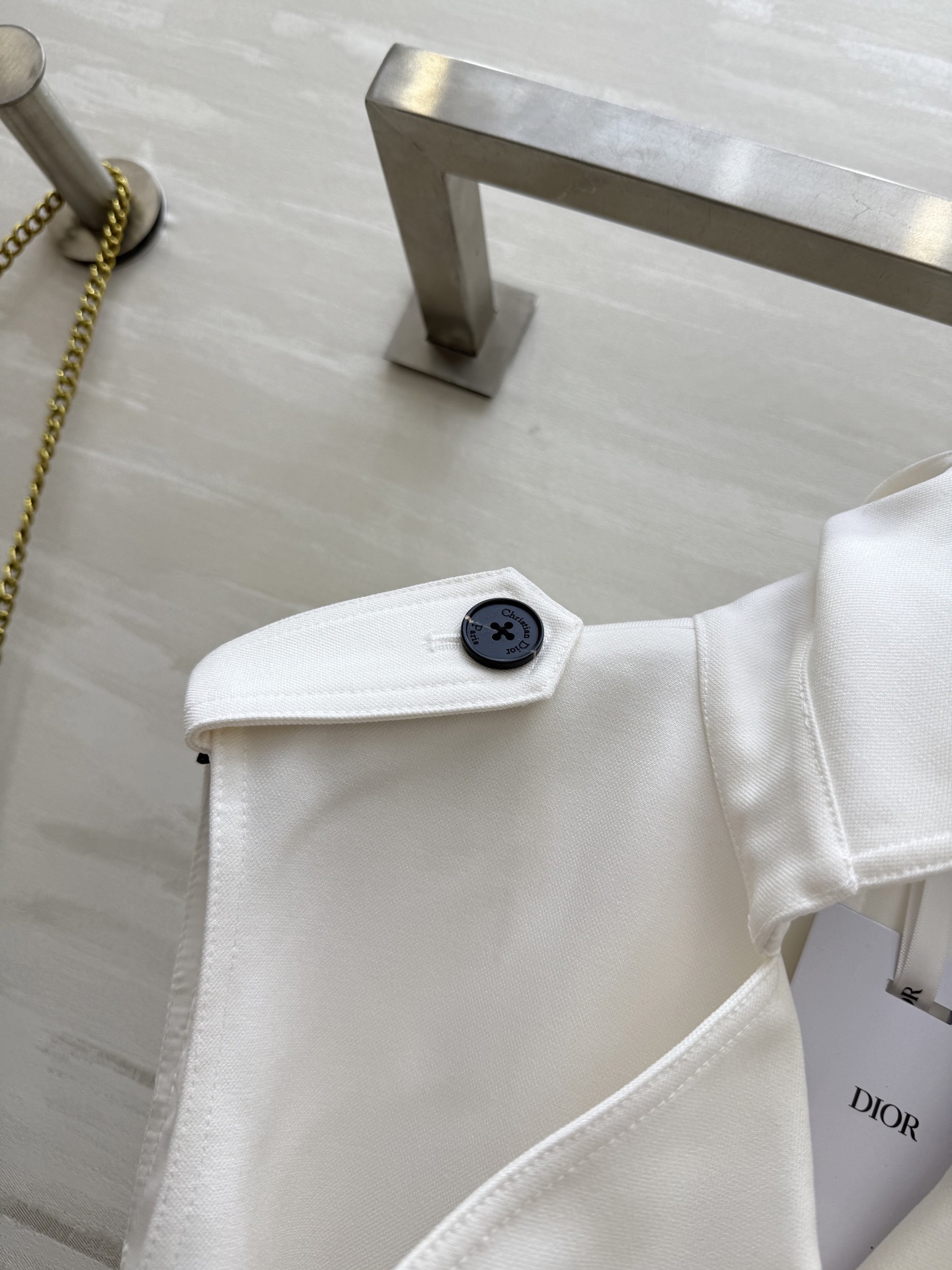 #DIO♡²⁵新款 刺绣蜜蜂🐝翻领马甲 经典双排扣设计 整个剪裁很棒 轻松穿出直角肩 收腰利落剪裁 搭配