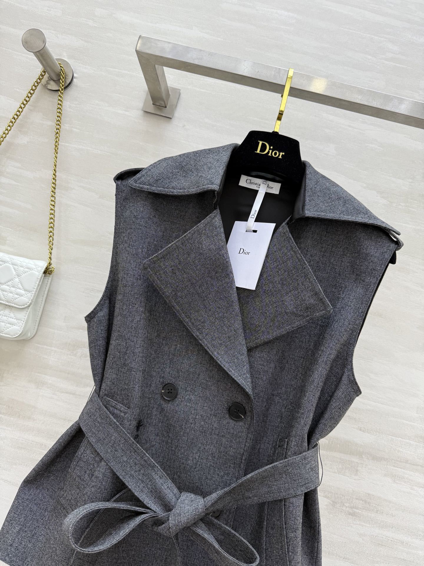 #DIO♡²⁵新款 刺绣蜜蜂🐝翻领马甲 经典双排扣设计 整个剪裁很棒 轻松穿出直角肩 收腰利落剪裁 搭配