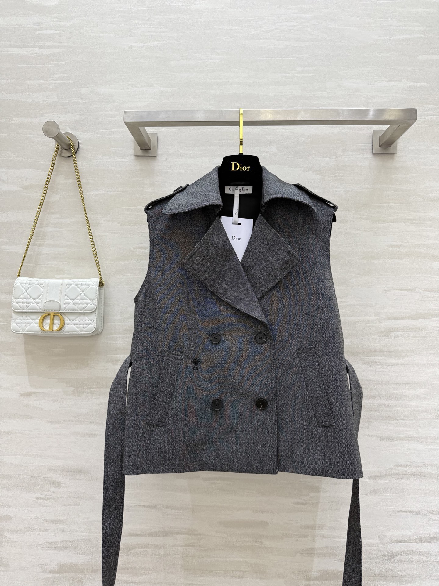 #DIO♡²⁵新款 刺绣蜜蜂🐝翻领马甲 经典双排扣设计 整个剪裁很棒 轻松穿出直角肩 收腰利落剪裁 搭配