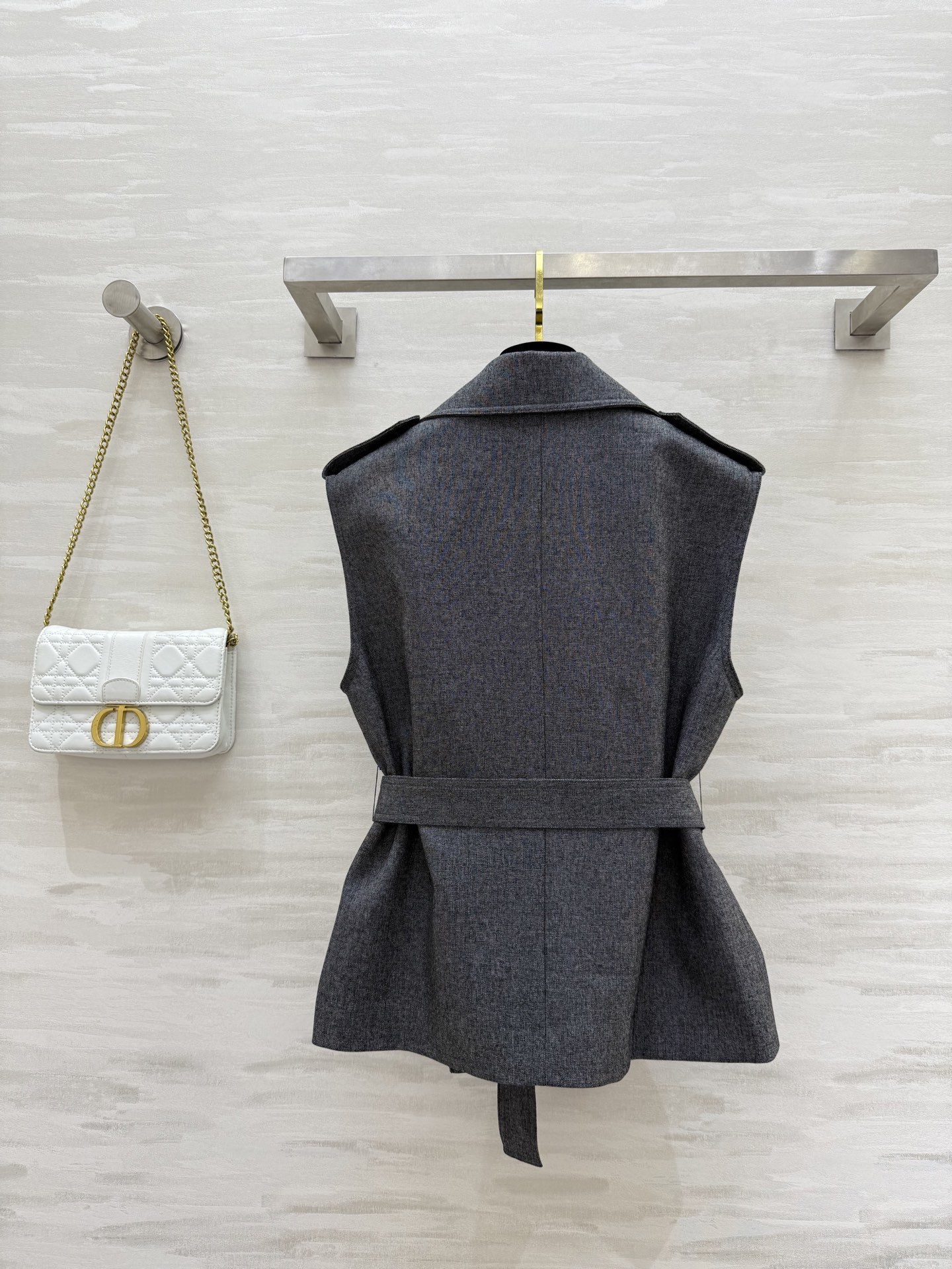 #DIO♡²⁵新款 刺绣蜜蜂🐝翻领马甲 经典双排扣设计 整个剪裁很棒 轻松穿出直角肩 收腰利落剪裁 搭配