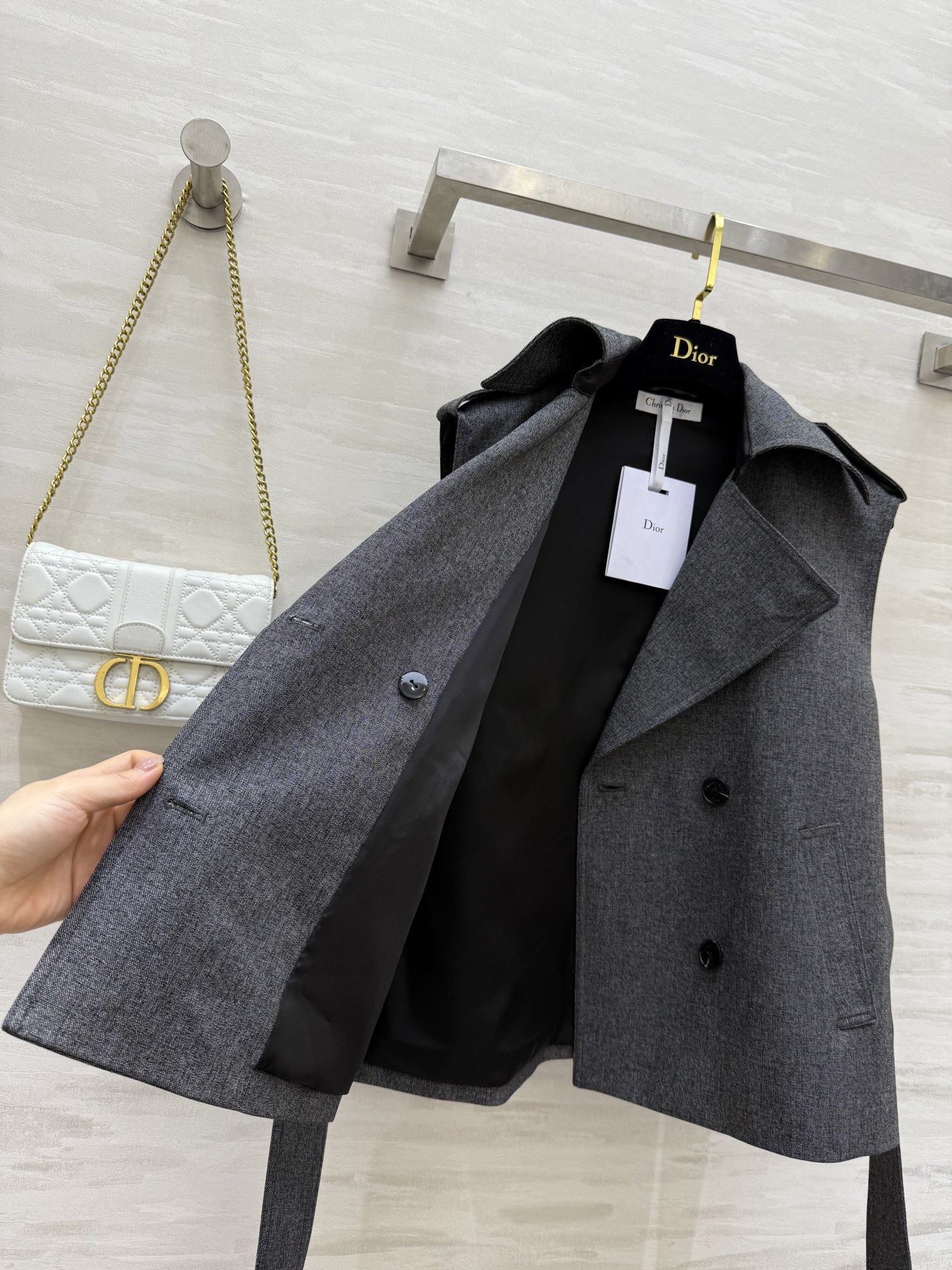 #DIO♡²⁵新款 刺绣蜜蜂🐝翻领马甲 经典双排扣设计 整个剪裁很棒 轻松穿出直角肩 收腰利落剪裁 搭配