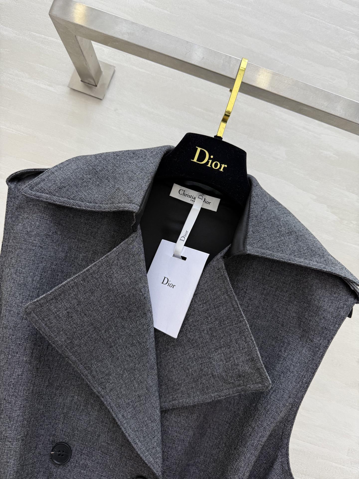 #DIO♡²⁵新款 刺绣蜜蜂🐝翻领马甲 经典双排扣设计 整个剪裁很棒 轻松穿出直角肩 收腰利落剪裁 搭配