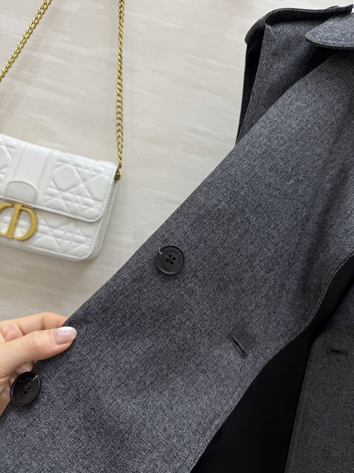 #DIO♡²⁵新款 刺绣蜜蜂🐝翻领马甲 经典双排扣设计 整个剪裁很棒 轻松穿出直角肩 收腰利落剪裁 搭配