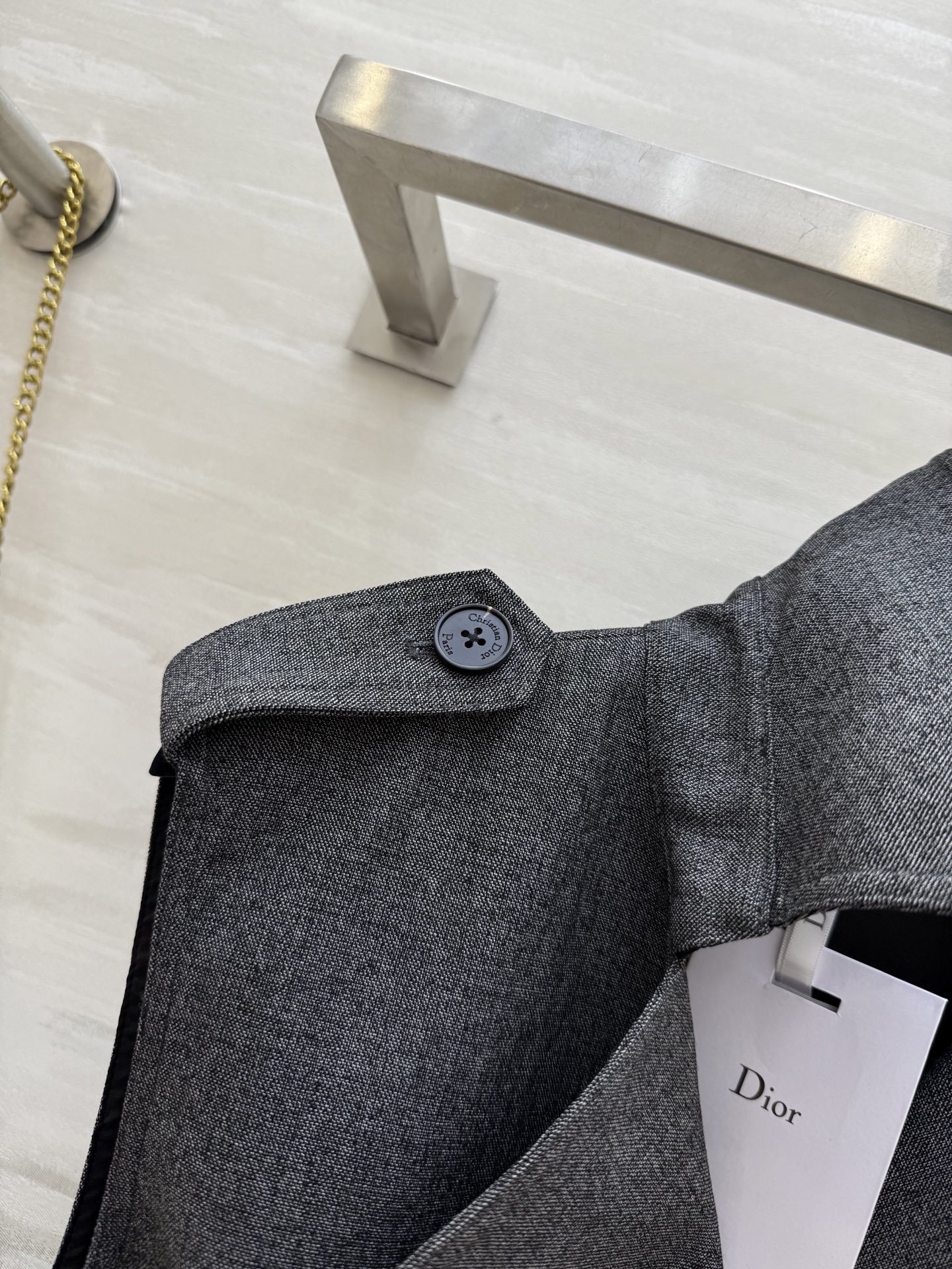 #DIO♡²⁵新款 刺绣蜜蜂🐝翻领马甲 经典双排扣设计 整个剪裁很棒 轻松穿出直角肩 收腰利落剪裁 搭配