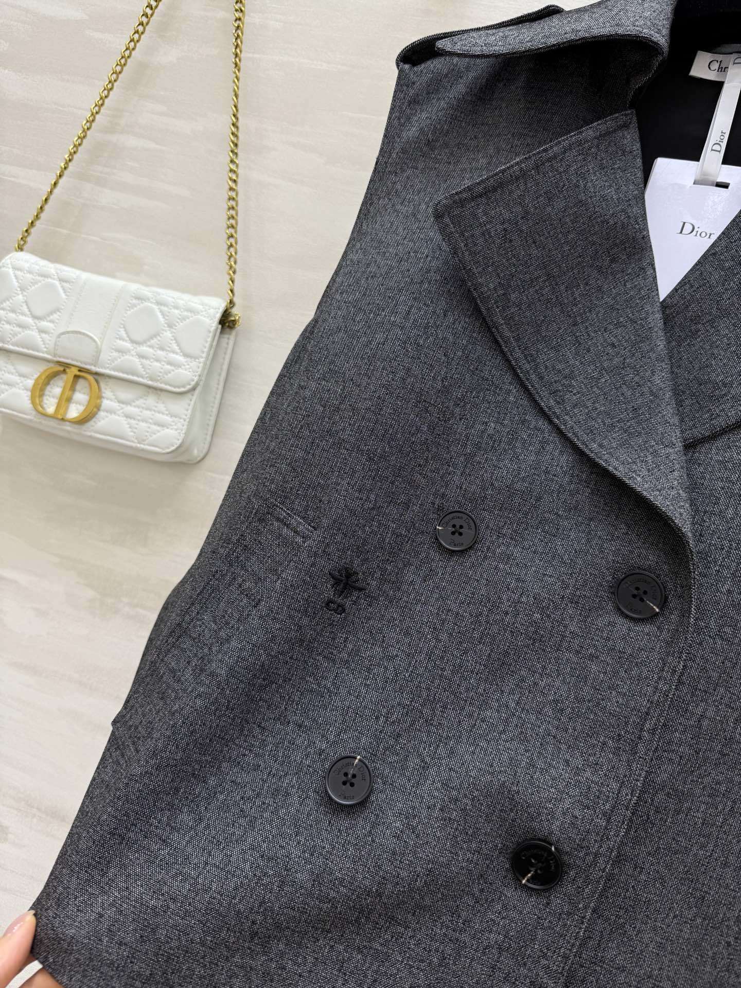 #DIO♡²⁵新款 刺绣蜜蜂🐝翻领马甲 经典双排扣设计 整个剪裁很棒 轻松穿出直角肩 收腰利落剪裁 搭配