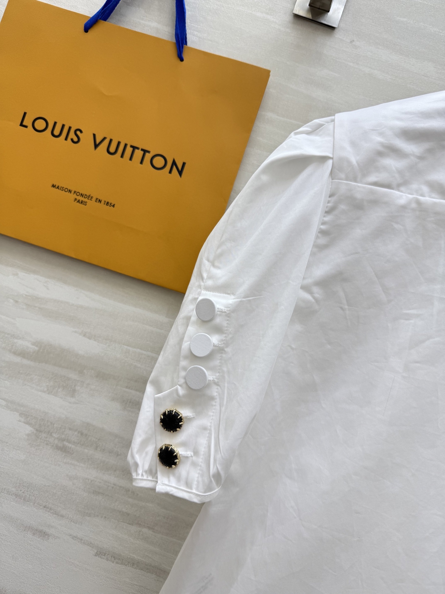 #Lv²⁵ss新款泡泡袖衬衣 开模定制五金装饰精致时髦 高品质定制 现货首发size:S/M/L(s码胸