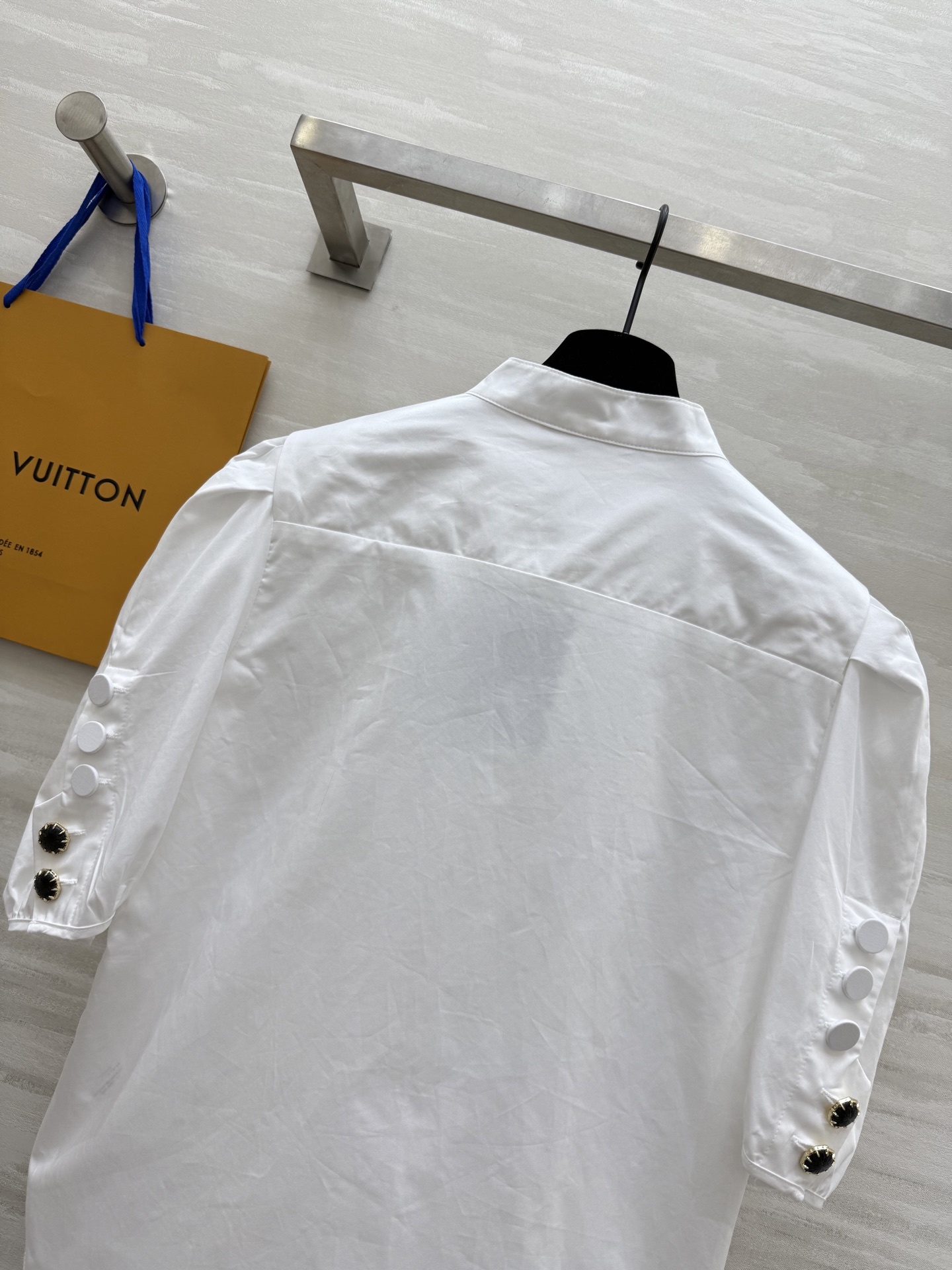 #Lv²⁵ss新款泡泡袖衬衣 开模定制五金装饰精致时髦 高品质定制 现货首发size:S/M/L(s码胸