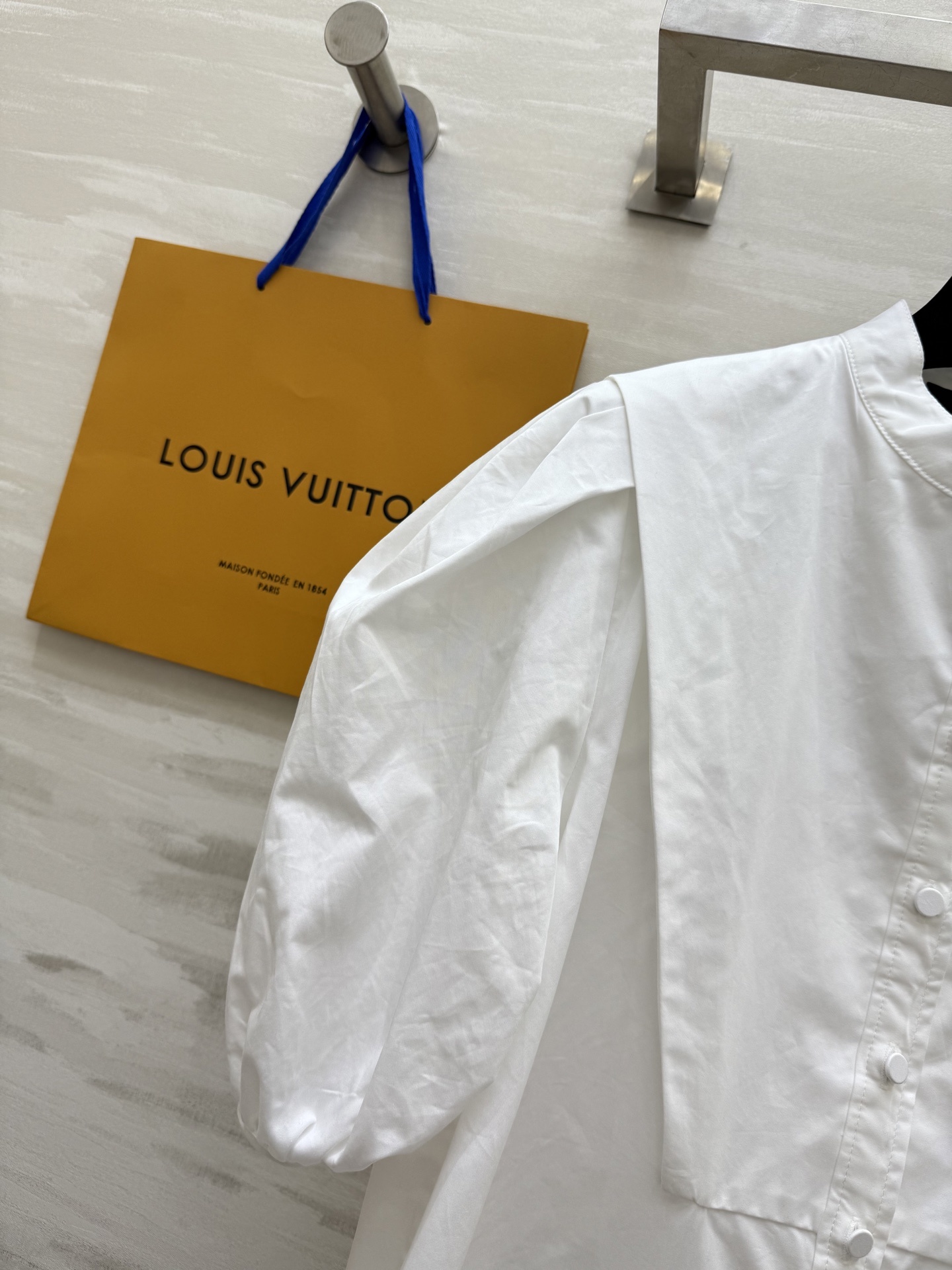 #Lv²⁵ss新款泡泡袖衬衣 开模定制五金装饰精致时髦 高品质定制 现货首发size:S/M/L(s码胸