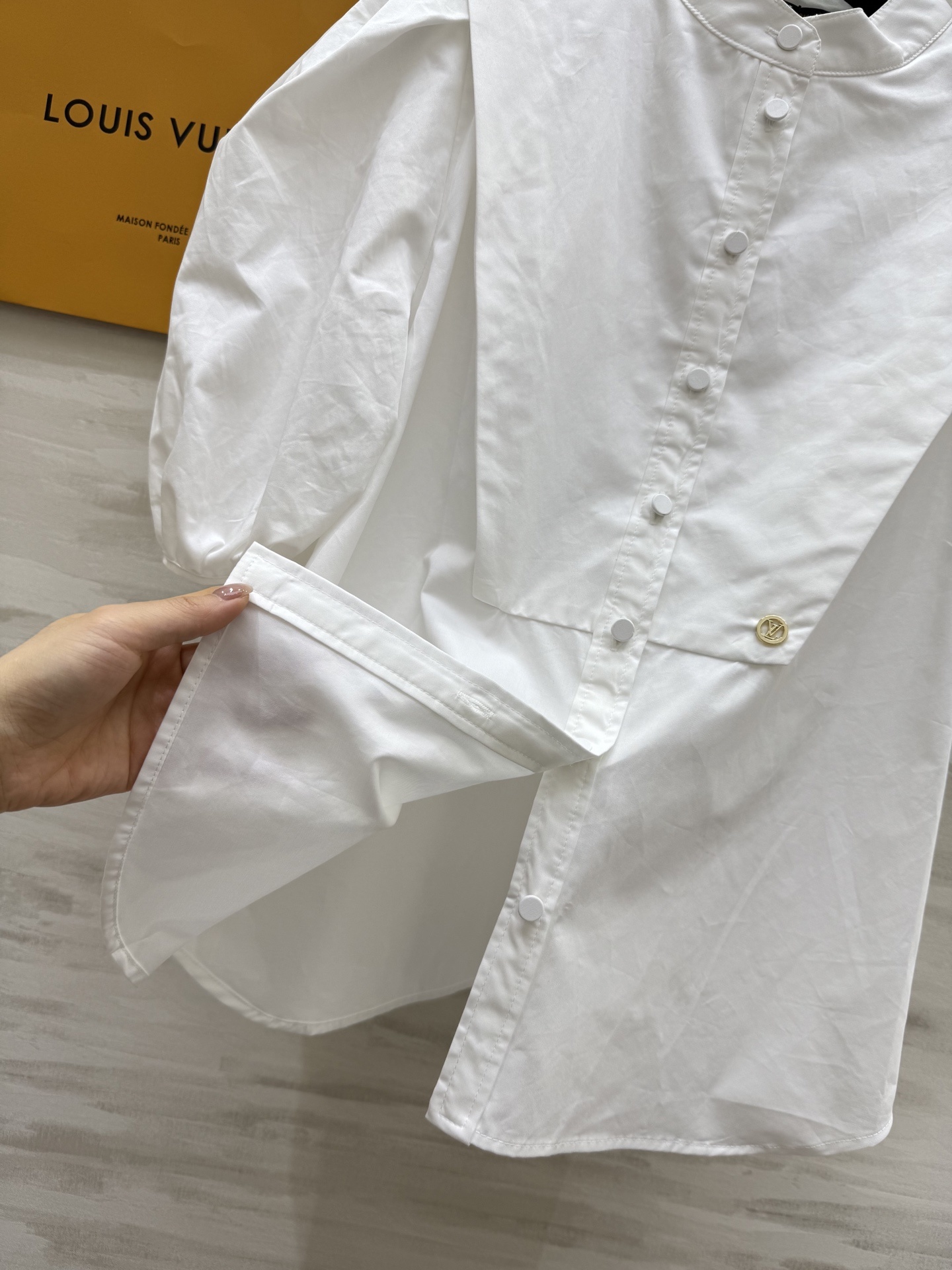 #Lv²⁵ss新款泡泡袖衬衣 开模定制五金装饰精致时髦 高品质定制 现货首发size:S/M/L(s码胸