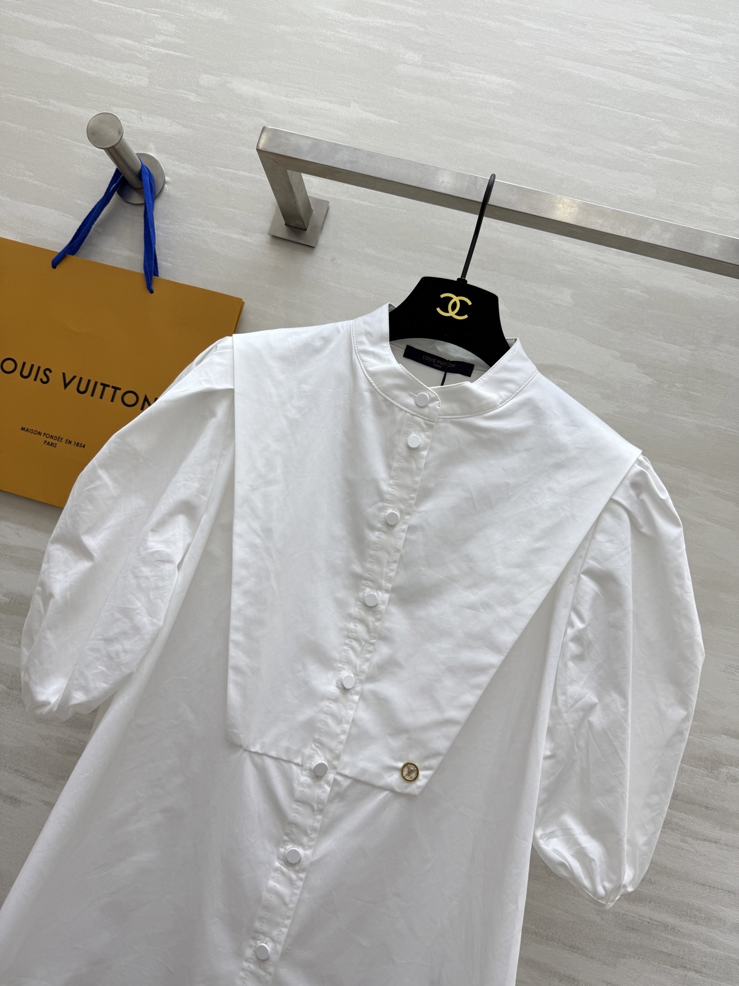 #Lv²⁵ss新款泡泡袖衬衣 开模定制五金装饰精致时髦 高品质定制 现货首发size:S/M/L(s码胸