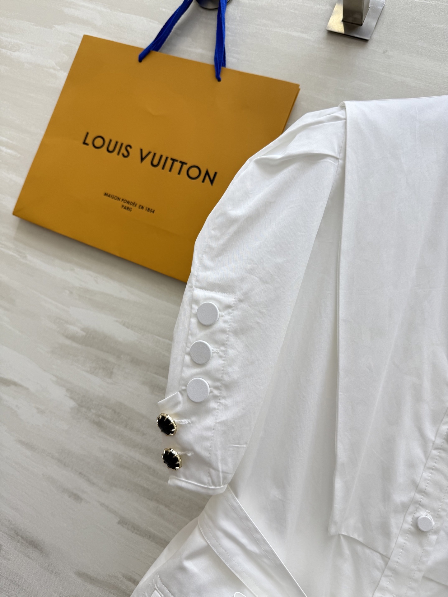 #Lv²⁵ss新款泡泡袖连衣裙 开模定制五金装饰精致时髦 腰部腰带绑带收腰显瘦 高品质定制 现货首发si