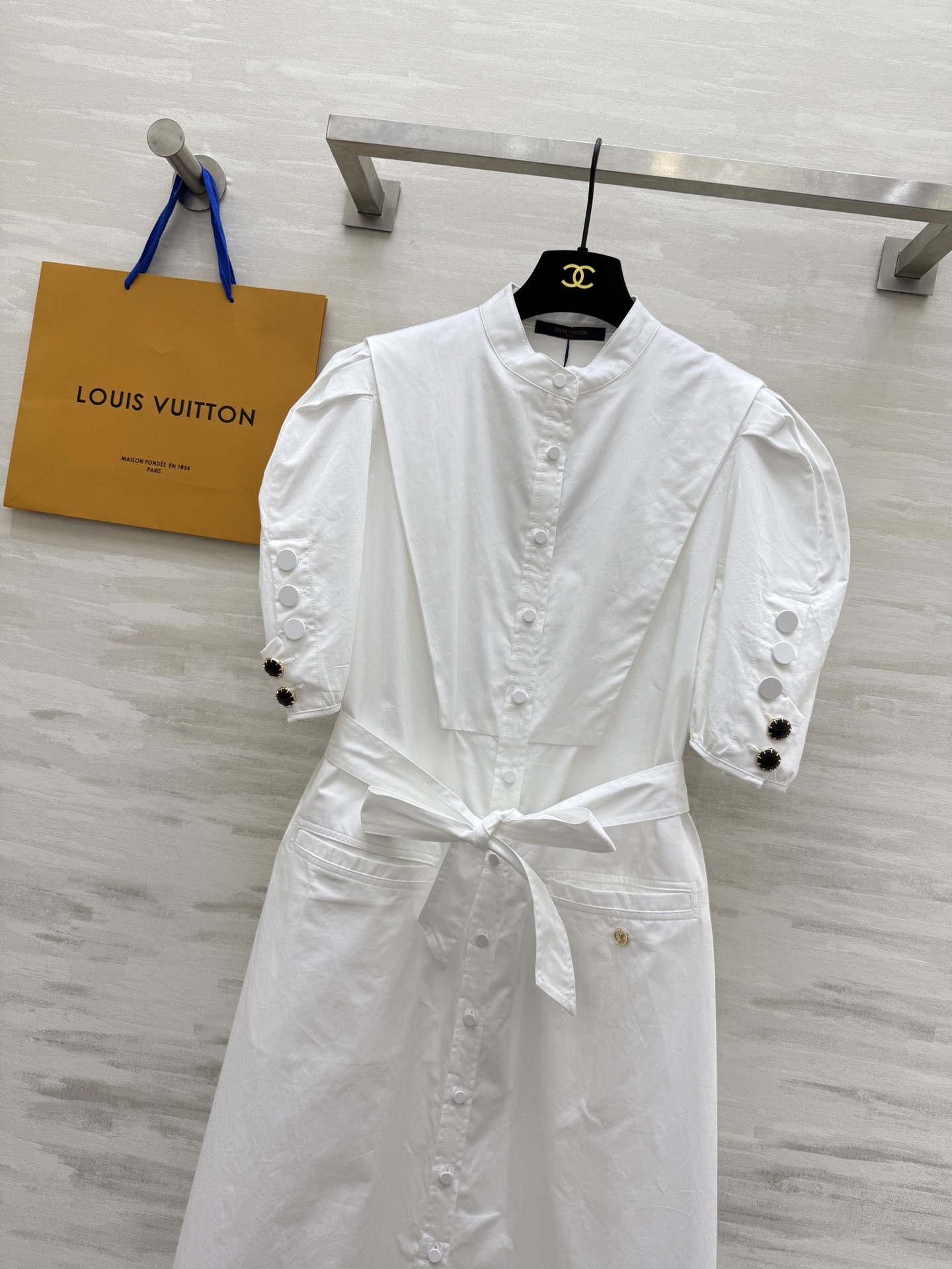 #Lv²⁵ss新款泡泡袖连衣裙 开模定制五金装饰精致时髦 腰部腰带绑带收腰显瘦 高品质定制 现货首发si