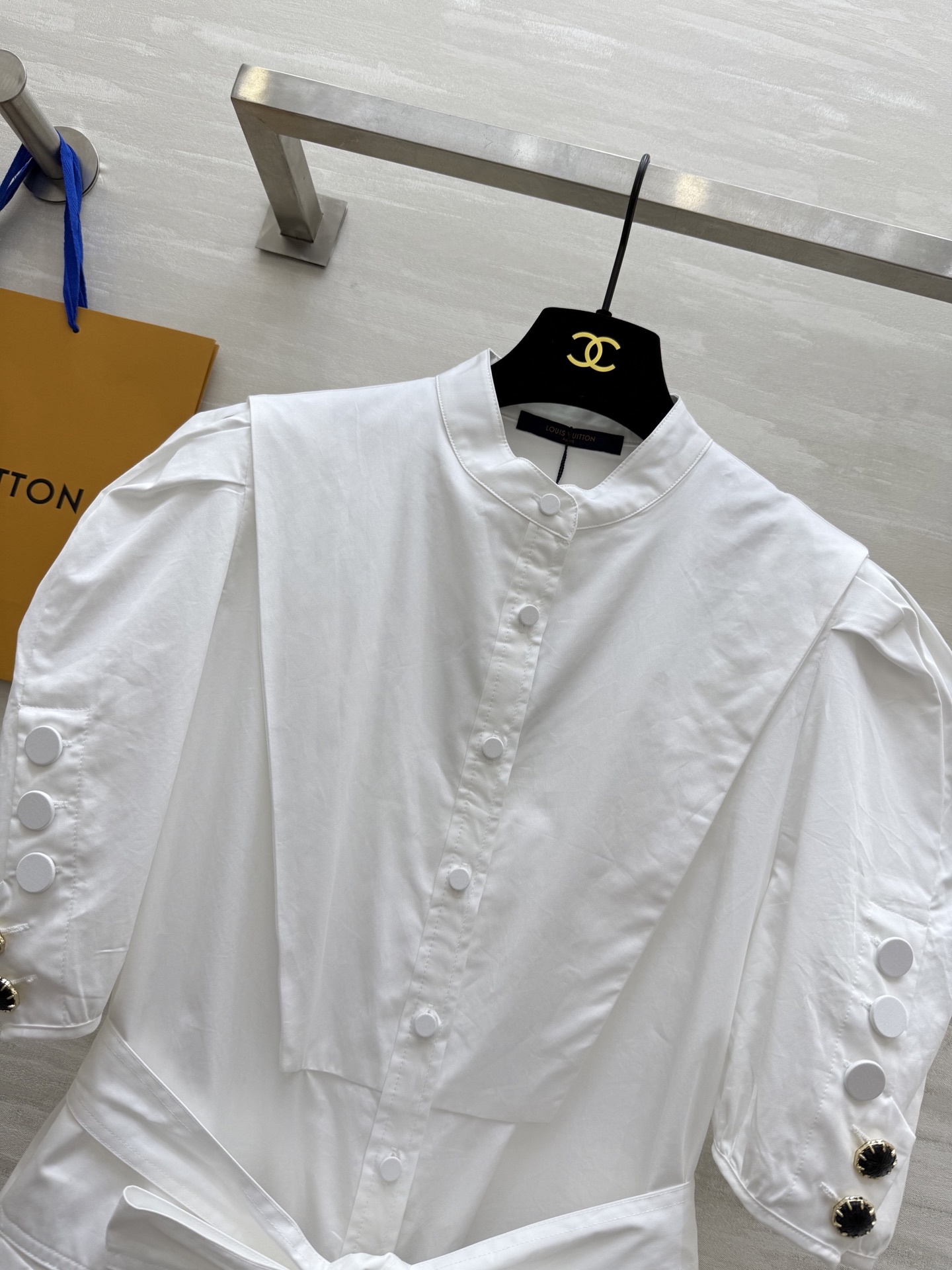 #Lv²⁵ss新款泡泡袖连衣裙 开模定制五金装饰精致时髦 腰部腰带绑带收腰显瘦 高品质定制 现货首发si