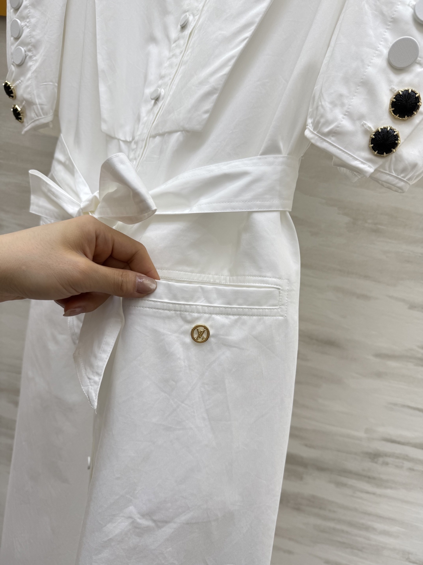 #Lv²⁵ss新款泡泡袖连衣裙 开模定制五金装饰精致时髦 腰部腰带绑带收腰显瘦 高品质定制 现货首发si