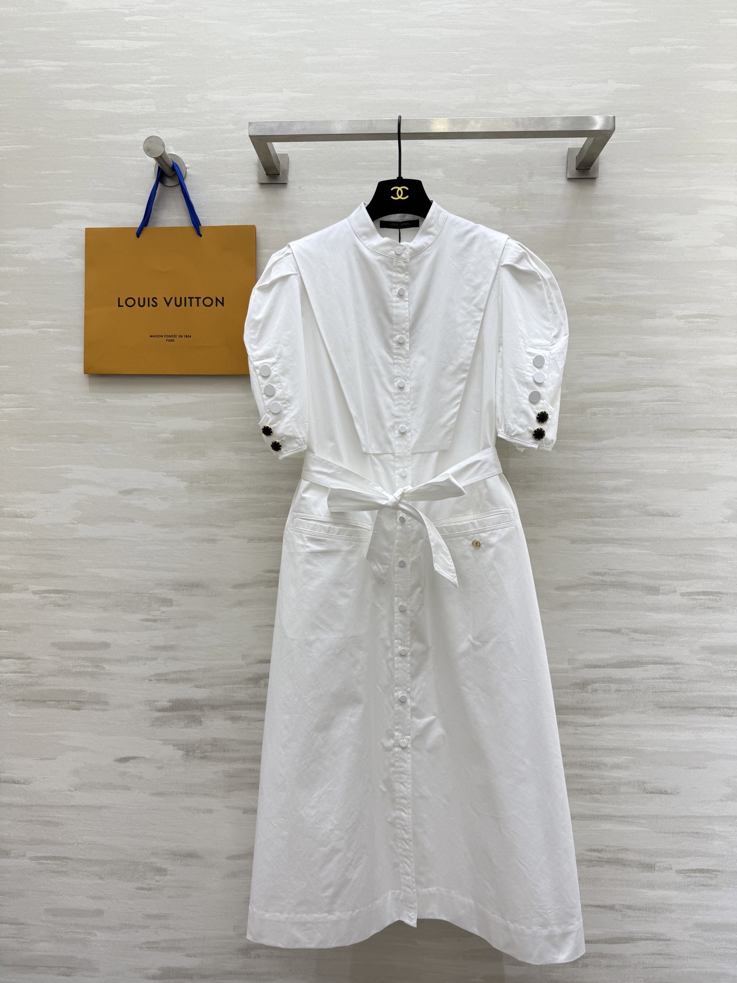 #Lv²⁵ss新款泡泡袖连衣裙 开模定制五金装饰精致时髦 腰部腰带绑带收腰显瘦 高品质定制 现货首发si