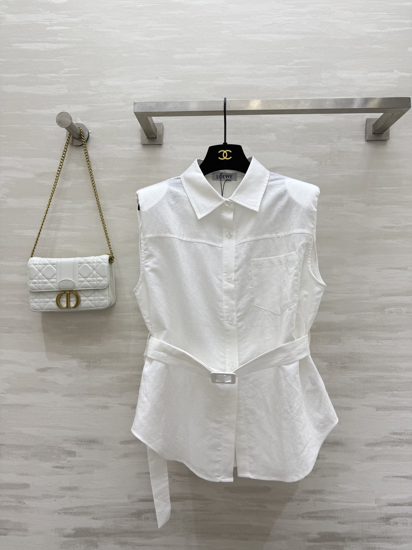 NO:438238,#Loew's new dopamine color, cotton and linen lace waist-hugging shirt, front embroidered logo, low-key luxury and full of detail, imported linen fabric, light and comfortable texture, shoulder pad design, upper body renders lazy and casual style, commuting versatile upper body makes it look slim and high-quality customization, spot first-time sizeS/M/L (size size 102, 60-size length, loewe, alexander wang19860909#Loew新款多巴胺色系 棉麻系带收腰衬衣 前襟刺绣小logo低调奢华细节感满满 进口亚麻面料质感轻盈舒适 垫肩设计上身演绎慵懒随性风 通勤百搭上身超显瘦 高品质定制 现货首发sizeS/M/L（s码胸围102,衣长60,,loewe,alexander wang,Women's clothing