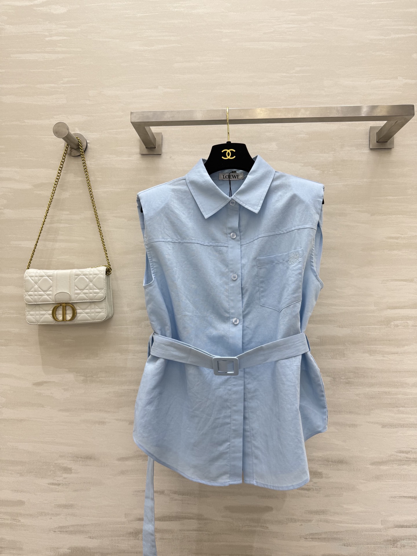 NO:438265,#Loew's new dopamine color, cotton and linen lace waist-hugging shirt, front embroidered logo, low-key luxury and full of detail, imported linen fabric, light and comfortable texture, shoulder pad design, upper body renders lazy and casual style, commuting versatile upper body makes it look slim and high-quality customization, spot first-time sizeS/M/L (size size 102, 60-size length, loewe, alexander wang19860909#Loew新款多巴胺色系 棉麻系带收腰衬衣 前襟刺绣小logo低调奢华细节感满满 进口亚麻面料质感轻盈舒适 垫肩设计上身演绎慵懒随性风 通勤百搭上身超显瘦 高品质定制 现货首发sizeS/M/L（s码胸围102,衣长60,,loewe,alexander wang,Women's clothing