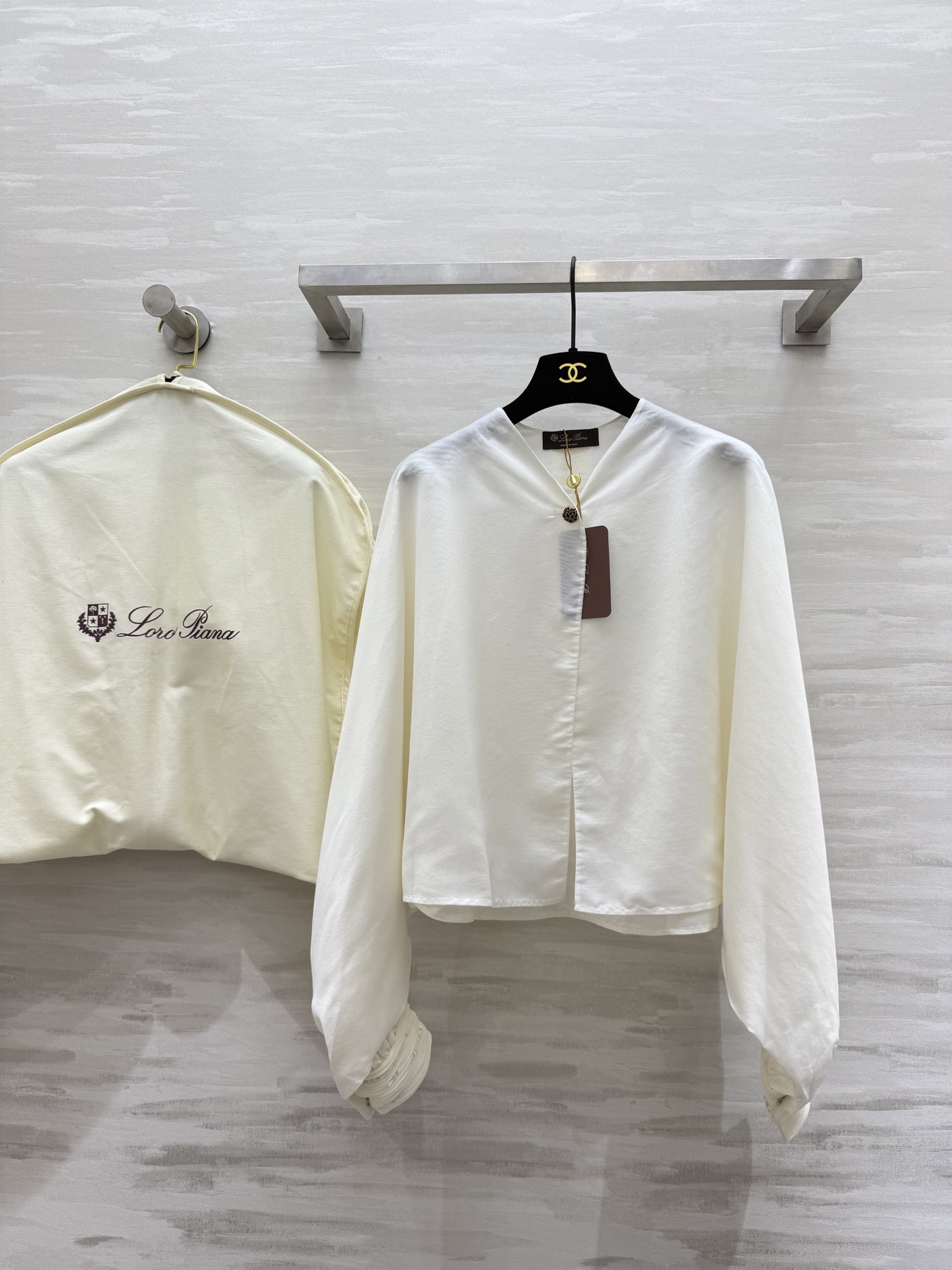 NO:438280,#LP new style cape cuffs nail-beaded acetate top, the upper body has a casual and capable temperament, the design sense brings the body proportions to the longest, huge height, no body limit, fashionable and exquisite, high-quality customization, spot first-time sizeS/M/L (shoulder-falling clothes length 51, loro piano, alexander wang19860909#LP新款 斗篷式袖口钉珠醋酸上衣 上身拥有率性干练气质 设计感将身材比例拉到最长 巨显高 无身材限制 时髦又精致 高品质定制 现货首发sizeS/M/L（落肩衣长51,,loro piana,alexander wang,Women's clothing