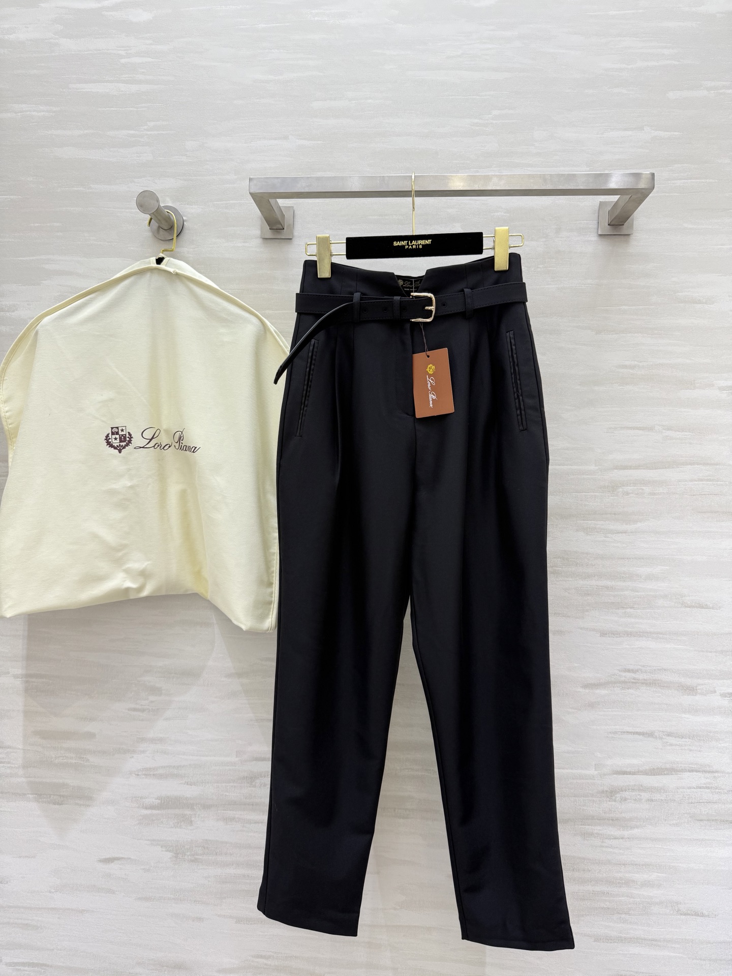 NO:438291,#LP new style high-waisted trousers, the upper body has a casual and capable temperament, the waist belt embellishes the design to maximize the body proportions, huge height, no body limit, fashionable and exquisite, high-quality customization, spot first-time sizeS/M/L (waist circumference 66, hip circumference 102, pants length 98, loro piana, alexander wang19860909#LP新款 高腰西裤 上身拥有率性干练气质 腰部腰带点缀设计感将身材比例拉到最长 巨显高 无身材限制 时髦又精致 高品质定制 现货首发sizeS/M/L（腰围66,臀围102,裤长98,,loro piana,alexander wang,Women's clothing