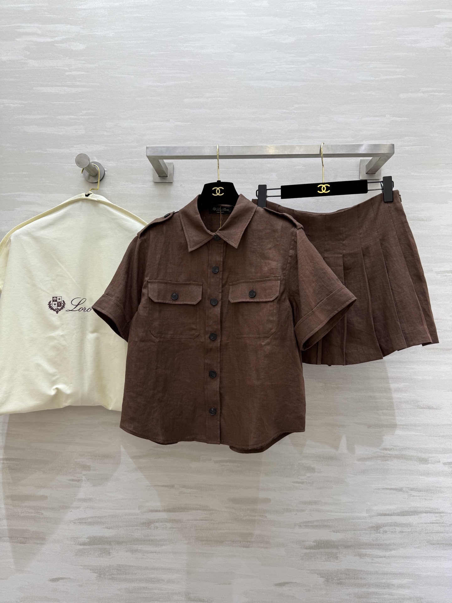 NO:438300,#LP new style high-end caramel brown linen set, a top-body age-reducing college style, 3D three-dimensional style retro and elegant, imported linen refreshing, breathable and comfortable, interpreting lazy and casual high-end items, the combination of temperament and playfulness is just right, high-quality customization, spot first-time sizeS/M/L (size s shoulder width 38, bust, 55, waist 70, skirt length 35, loro piano, skirt 35, loro piano, skirts, alexander wang19860909#LP新款 高级焦糖棕亚麻套装 一套上身减龄学院风 3D立体版型复古优雅 进口亚麻清爽透气又舒适 演绎慵懒随性的高级单品 气质与俏皮兼并的恰到好处 高品质定制 现货首发sizeS/M/L（s码肩宽38,胸围,衣长55,腰围70,裙长35,,loro piana,skirts,alexander wang,Women's clothing