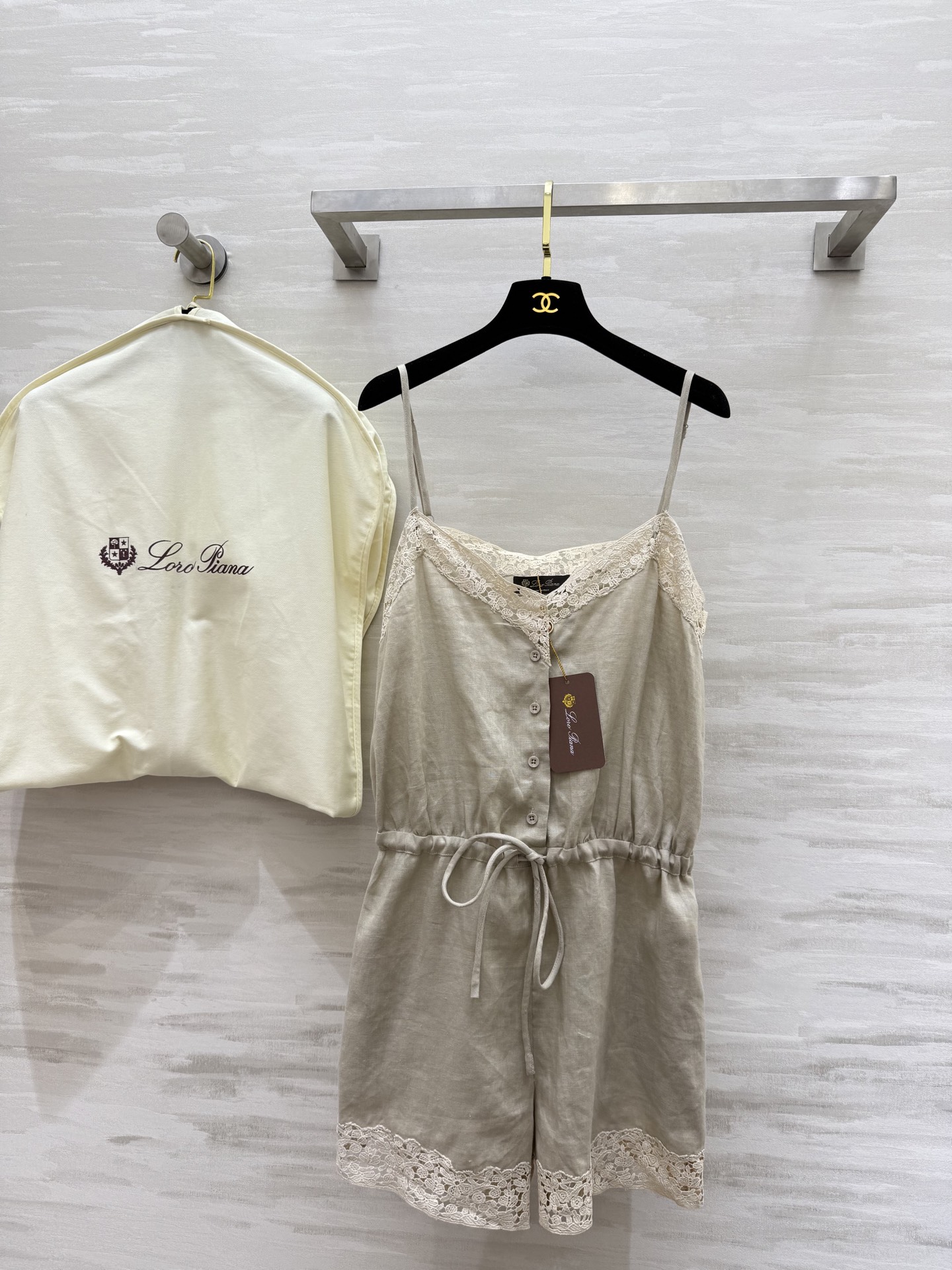 NO:438306,#LP new style lace spliced ​​suspender line jumpsuit drawstring waist adjustment design H straight fit with drawstring waist design The upper body is super slim, elegant and casual girlish style The inner T-shirt looks good, high-quality customization Spot first-time sizeS/M/L (size size 92, length 70, loro piana,tees, t-shirt,alexander wang19860909#LP新款 蕾丝拼接吊带亚麻连体裤 抽绳收腰调节设计 H直筒版型搭配抽绳收腰设计 上身超级显瘦 优雅随性少女风 内里搭配T恤也好看哦 高品质定制 现货首发sizeS/M/L（s码胸围92,衣长70,,loro piana,tees，t-shirt,alexander wang,Women's clothing