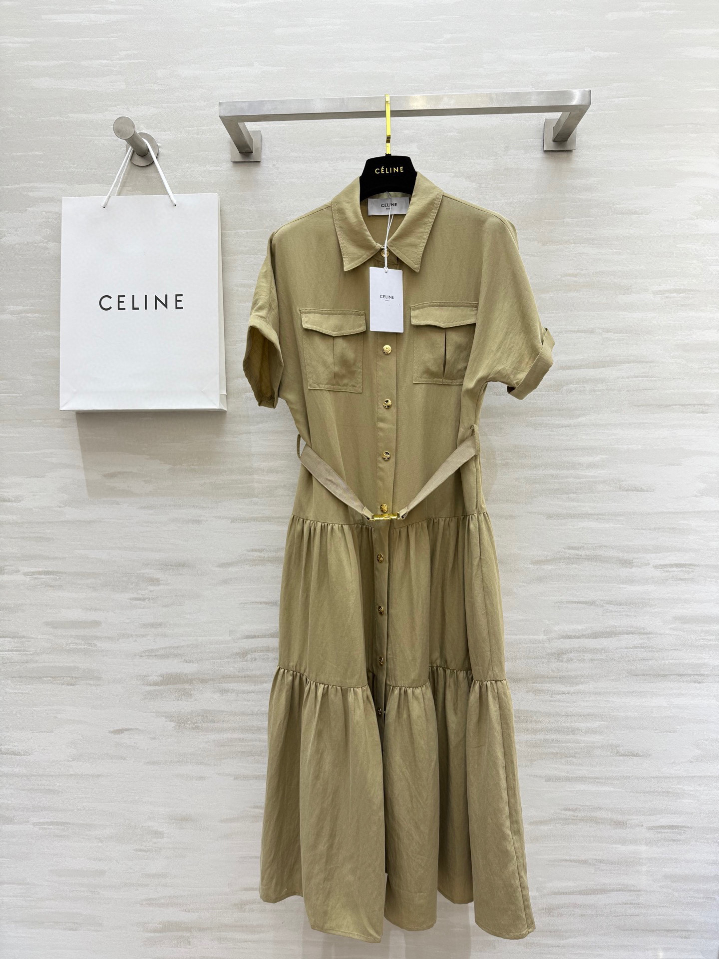 NO:439127,#Celin gold buckle lapel waist-hugging dress. Elegant and romantic. This shirt dress has a full movie feel. Elegant and wide sway + shirt collar design. It has a bit of romance and extra randomness. It has a sense of movie atmosphere. It can be poetic and romantic in leisure life and can also relieve stress in fast-paced work. High-quality customization. Spot sizeS/M/L/XL (M size bust 98, skirt length 121, celine, skirts, shirts, alexander wang19860909#Celin金扣翻领收腰大摆连衣裙 优雅也可以很浪漫 这款衬衫裙电影感十足 优雅大摆＋衬衫领设计 浪漫中加点率性 自带电影氛围感 既可以在悠闲生活里诗意浪漫 也能在快节奏工作中舒缓解压 高品质定制 现货首发sizeS/M/L/XL（M码胸围98,裙长121,,celine,skirts,shirts,alexander wang,Women's clothing