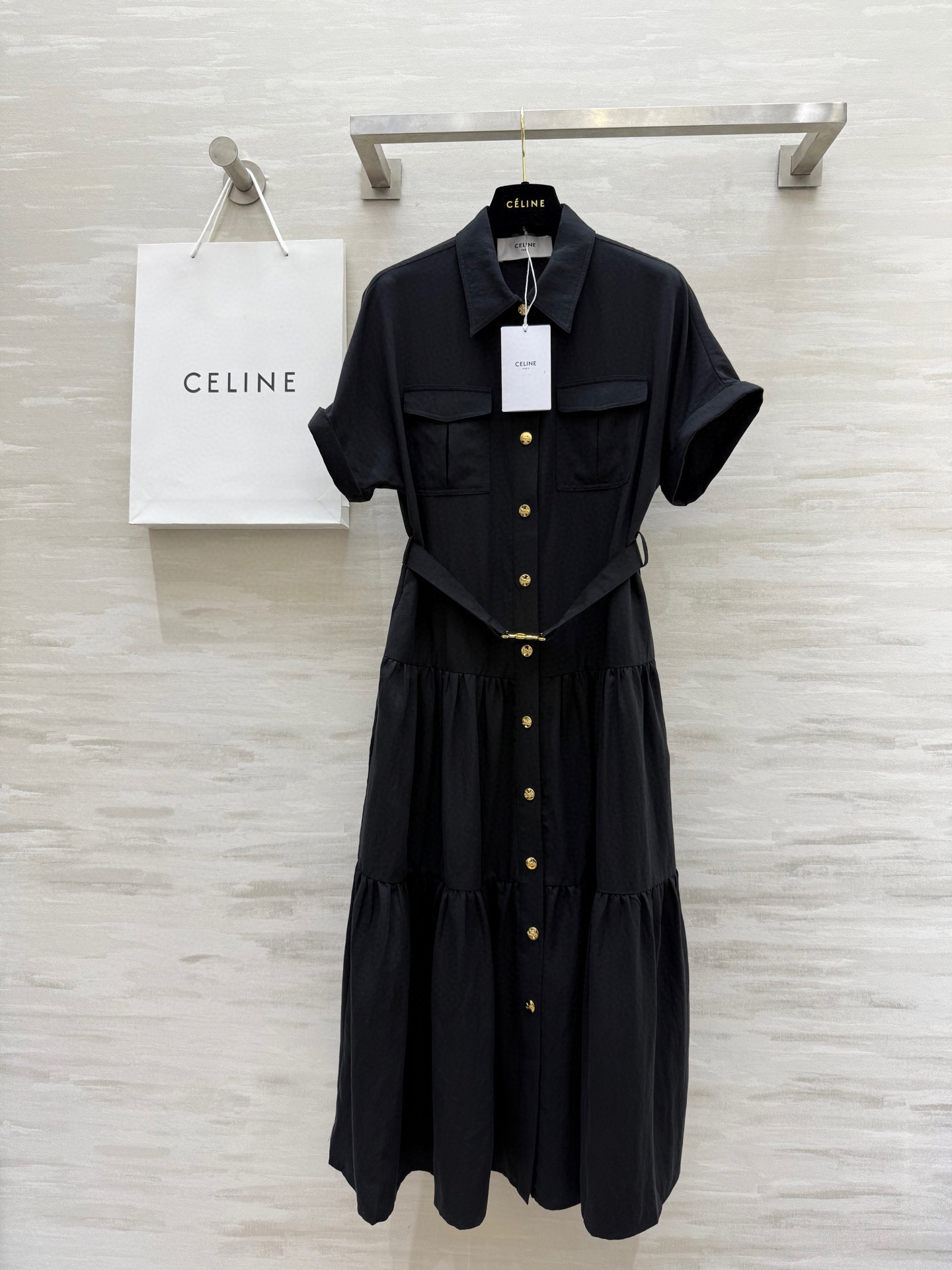 NO:439134,#Celin gold buckle lapel waist-hugging dress. Elegant and romantic. This shirt dress has a full movie feel. Elegant and wide sway + shirt collar design. It has a bit of romance and extra randomness. It has a sense of movie atmosphere. It can be poetic and romantic in leisure life and can also relieve stress in fast-paced work. High-quality customization. Spot sizeS/M/L/XL (M size bust 98, skirt length 121, celine, skirts, shirts, alexander wang19860909#Celin金扣翻领收腰大摆连衣裙 优雅也可以很浪漫 这款衬衫裙电影感十足 优雅大摆＋衬衫领设计 浪漫中加点率性 自带电影氛围感 既可以在悠闲生活里诗意浪漫 也能在快节奏工作中舒缓解压 高品质定制 现货首发sizeS/M/L/XL（M码胸围98,裙长121,,celine,skirts,shirts,alexander wang,Women's clothing