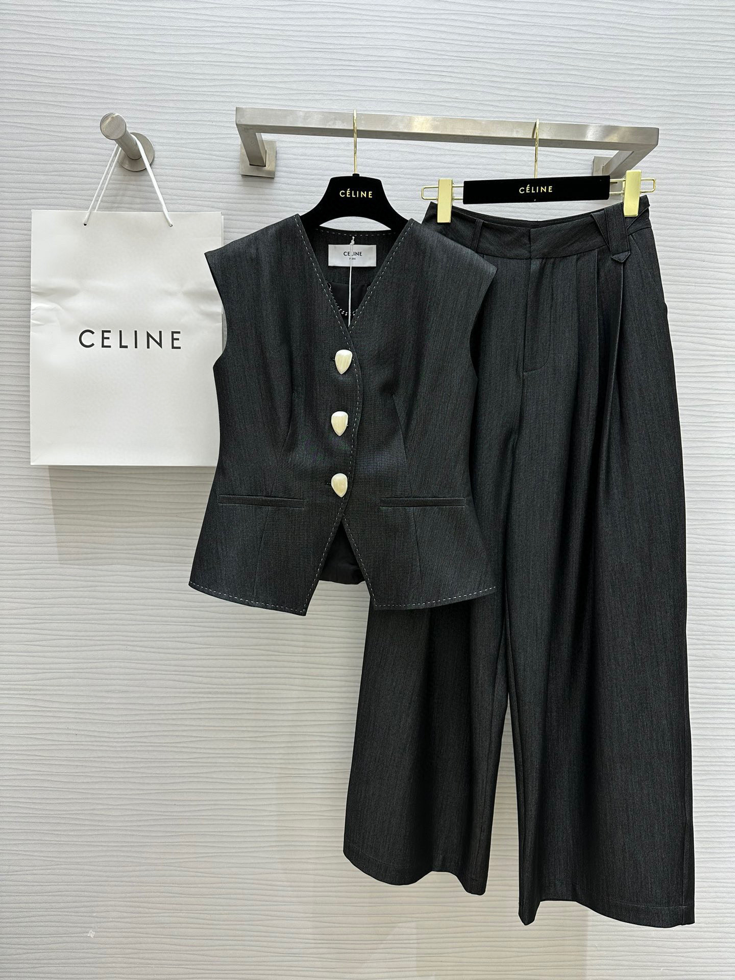 NO:439199,#Celin Tennis denim vest wide-leg pants suit modern and fashionable Customized Tennis fabric texture high-quality three-dimensional tailoring style makes it look slim and tall High-quality customization Spot sizeS/M/L (top shoulder width 43, bust 88, waist 78, length 53, pants waist 66, hip 104, pants length 103, celine, alexander wang19860909#Celin天丝牛仔马甲阔腿裤套装 摩登时髦 定制天丝面料质感高级 立体剪裁版型显瘦显高挑 高品质定制 现货首发sizeS/M/L（上衣肩宽43,胸围88,腰围78,衣长53,裤子腰围66,臀围104,裤长103,,celine,alexander wang,Women's clothing