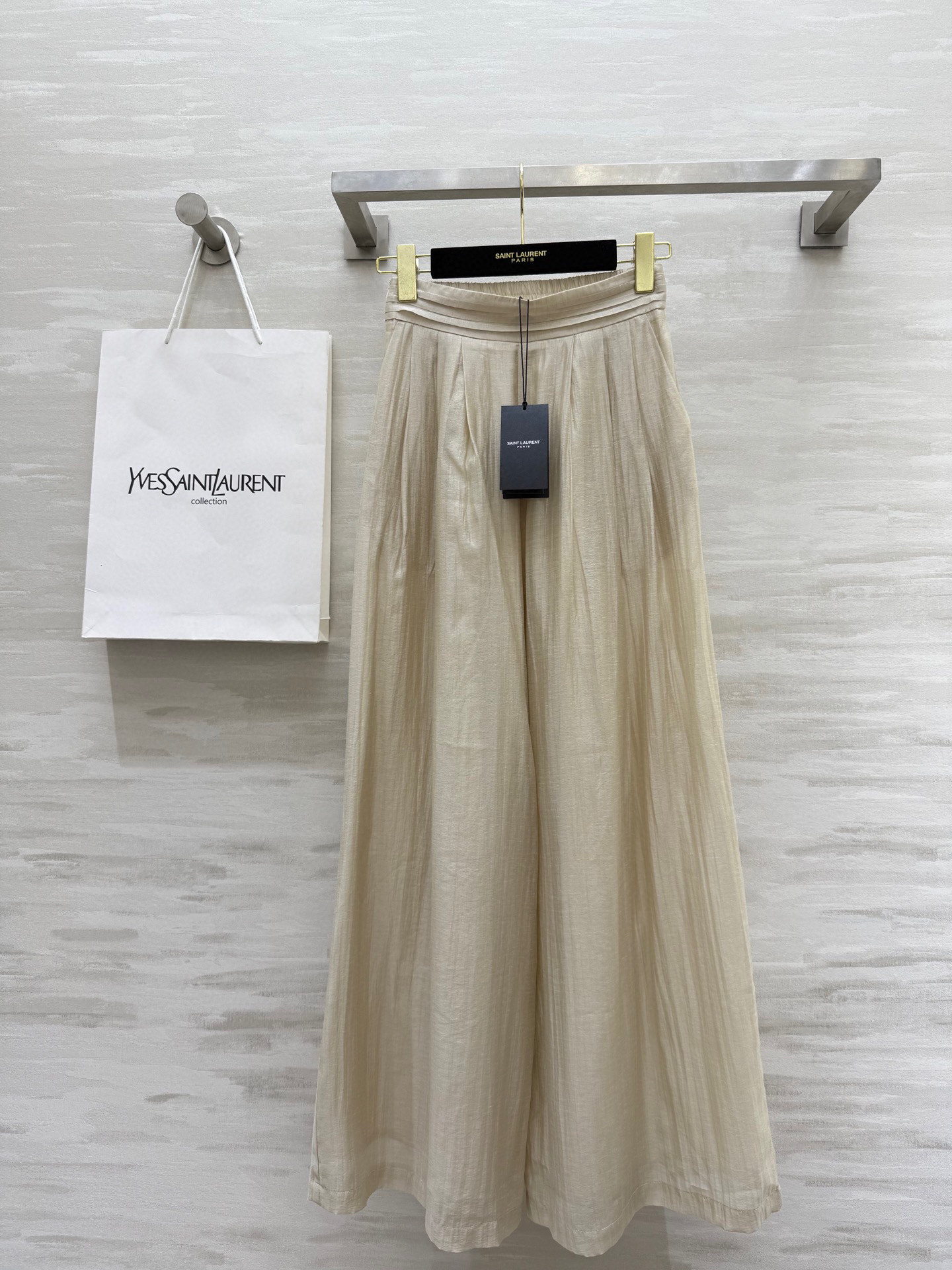 NO:439213,#ysl popular silk thread pleated big trousers, which makes your legs look long!  The fabric of linen + tensil is comfortable and soft, full of drooping. The fabric has its own texture. It feels cool and comfortable to touch, and has a great drooping feeling!  It's simply a magic pants!  The style is very straight and huge, covering the hips to make you look slim, not picking on your figure!  Babies who lack summer pants in the wardrobe can rush!  High-quality customization Spot first-time sizeS/M/L/XL (size size 62 waist circumference, 102 trousers length, saint laurent, alexander wang19860909#ysl爆款丝麻褶皱大摆裤 巨显腿长 这条裤子真的赢麻了！ 亚麻+天丝的面料 舒服柔软 垂感十足 面料自带肌理感 手感清凉舒适,垂感巨好！ 简直是神裤！ 版型很正巨遮胯显瘦,不挑身材！ 衣柜缺夏季裤子的宝宝都可以冲！ 高品质定制 现货首发sizeS/M/L/XL（s码腰围62,裤长102,,saint laurent,alexander wang,Women's clothing