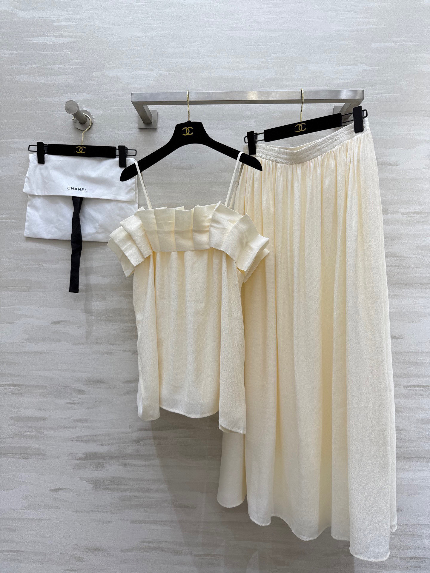 NO:439778,#Chane's new heavy industry pleated white moonlight tines set, light and breathable tines texture, elegant and swaying gently in the wind, as if every step is pedaling in the summer breeze, comfortable and comfortable, high-quality customization, spot sizeS/M/L/XL (M size bust 102, 51 length, elastic waist 70, skirt length 97, chanel, skirt 97, alexander wang19860909#Chane新款重工压褶白月光天丝套装 轻盈透气天丝质地 优雅大摆随风轻轻摇曳 仿佛每一步都踏着夏日的微风 自在又惬意 高品质定制 现货首发sizeS/M/L/XL（M码胸围102,衣长51,弹力腰围70,裙长97,,chanel,skirts,alexander wang,Women's clothing