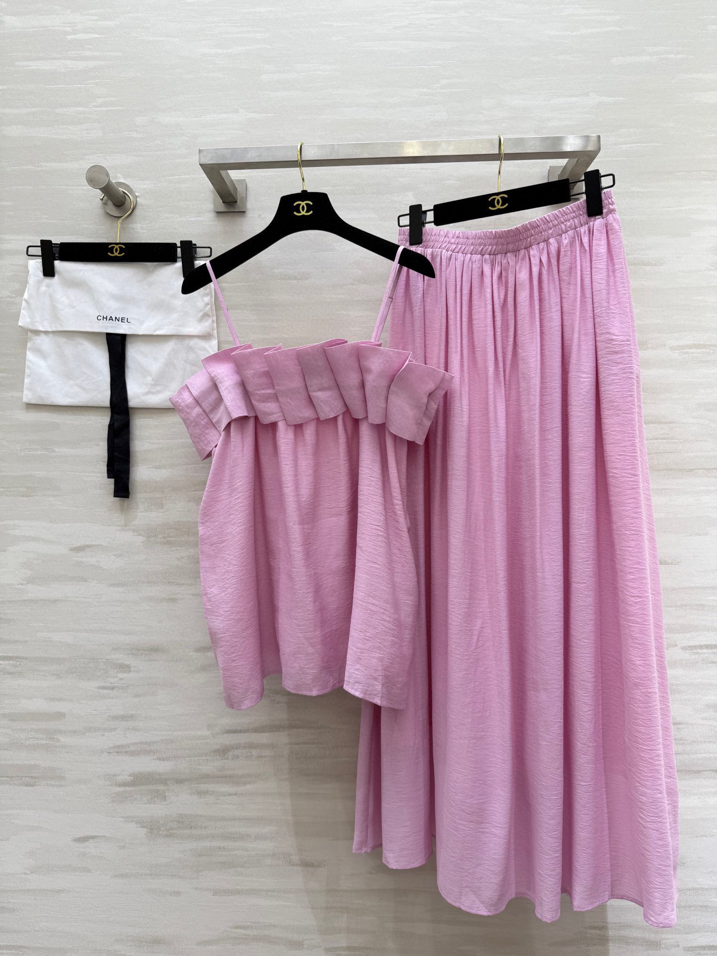 NO:439792,#Chane's new heavy industry pleated white moonlight tines set, light and breathable tines texture, elegant and swaying gently in the wind, as if every step is pedaling in the summer breeze, comfortable and comfortable, high-quality customization, spot sizeS/M/L/XL (M size bust 102, 51 length, elastic waist 70, skirt length 97, chanel, skirt 97, alexander wang19860909#Chane新款重工压褶白月光天丝套装 轻盈透气天丝质地 优雅大摆随风轻轻摇曳 仿佛每一步都踏着夏日的微风 自在又惬意 高品质定制 现货首发sizeS/M/L/XL（M码胸围102,衣长51,弹力腰围70,裙长97,,chanel,skirts,alexander wang,Women's clothing