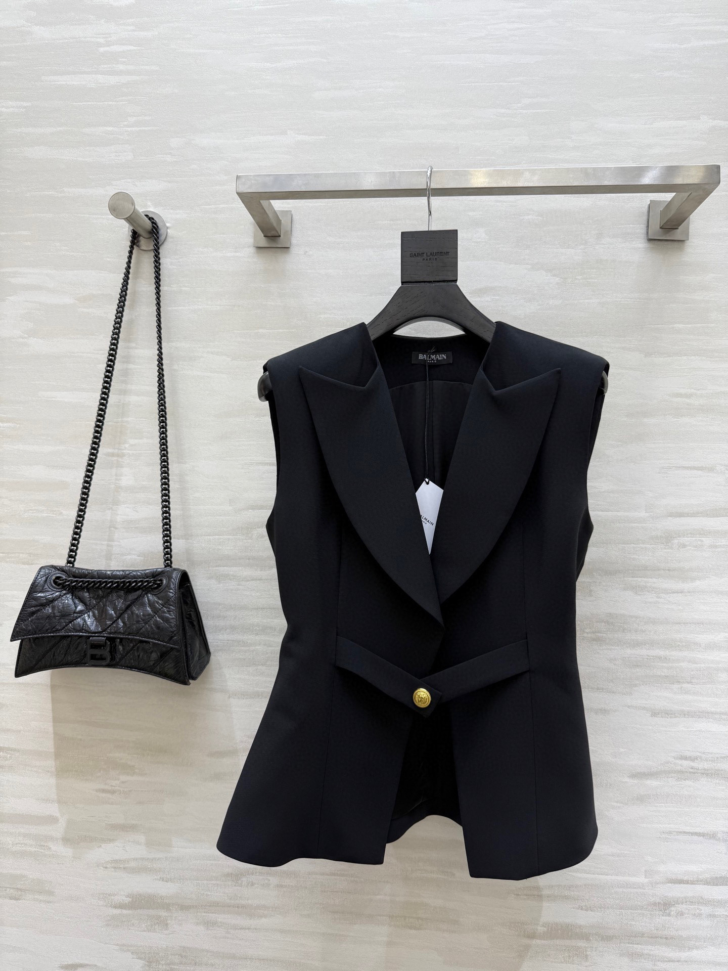 NO:439798,#Balmaiss One-button vest jacket, right-angle shoulders, cool and handsome, minimalist and exquisite one-button design, three-dimensional tailoring, waist-closing style, high-quality customization, spot first-time sizeS/M/L (size s-s bust 86, 60-size length, balmain, jackets & coats, alexander wang19860909#Balmaiss一粒扣马甲外套 直角肩飒爽帅气 极简精致一粒扣设计 立体剪裁收腰版型 高品质定制 现货首发sizeS/M/L（s码胸围86,衣长60,,balmain,jackets & coats,alexander wang,Women's clothing