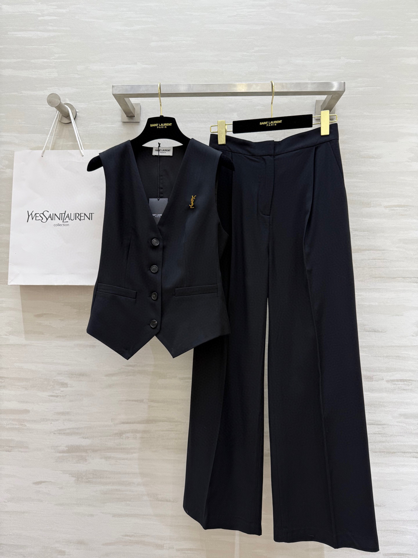 NO:439810,#ysl new wool suit vest set, beautiful custom fabric with high drooping + moisture absorption and breathability + wear resistance + wrinkle resistance + impotence, comfortable and stylish, easy to manage, this year's old-fashioned style, overall three-dimensional tailoring is quite wide and stylish, casual and free, full of fashion, high-quality customization, spot sizeS/M/L/XL (M size bust 86, 50-56, waist 70, trouser length 103,, saint laurent, business suit, alexander wang19860909#ysl新款羊毛西装料马甲套装 美爆定制面料高垂感+吸湿透气性+耐磨性+抗皱性+免烫性 舒适有型易打理 今年大火老钱风穿搭 整体立体剪裁挺阔有型 随性洒脱 洋气十足 高品质定制 现货首发sizeS/M/L/XL（M码胸围86,衣长50-56,腰围70,裤长103,,saint laurent,business suit,alexander wang,Women's clothing