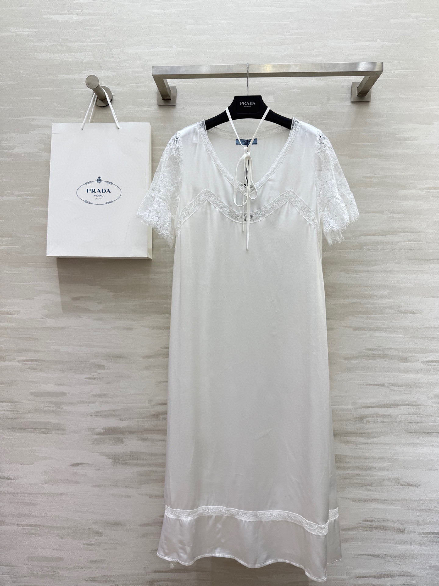 NO:439816,#Prad new style ruffled lace V-neck dress V-neck design easily shows off the charming collarbone, sexy and generous, lace spliced ​​short-sleeved pleated pleated feeling full of detail, lace waist style is not picky and casual and elegant, custom lace spliced ​​vinegar satin fabric is silky and draped, high-quality customization, spot first-time sizeS/M/L (size s shoulder width 36, bust 92, length 112, prada, skirts, T-shirt, alexander wang19860909#Prad新款 荷叶边蕾丝V领连衣裙 V领设计轻松秀出迷人锁骨 性感又不失大方 蕾丝拼接的短袖压褶细节感满满 系带腰身版型不挑人气质随性优雅 定制蕾丝花边拼接醋缎面料丝滑垂坠感超赞 高品质定制 现货首发sizeS/M/L（s码肩宽36,胸围92,衣长112,,prada,skirts,T-shirt,alexander wang,Women's clothing