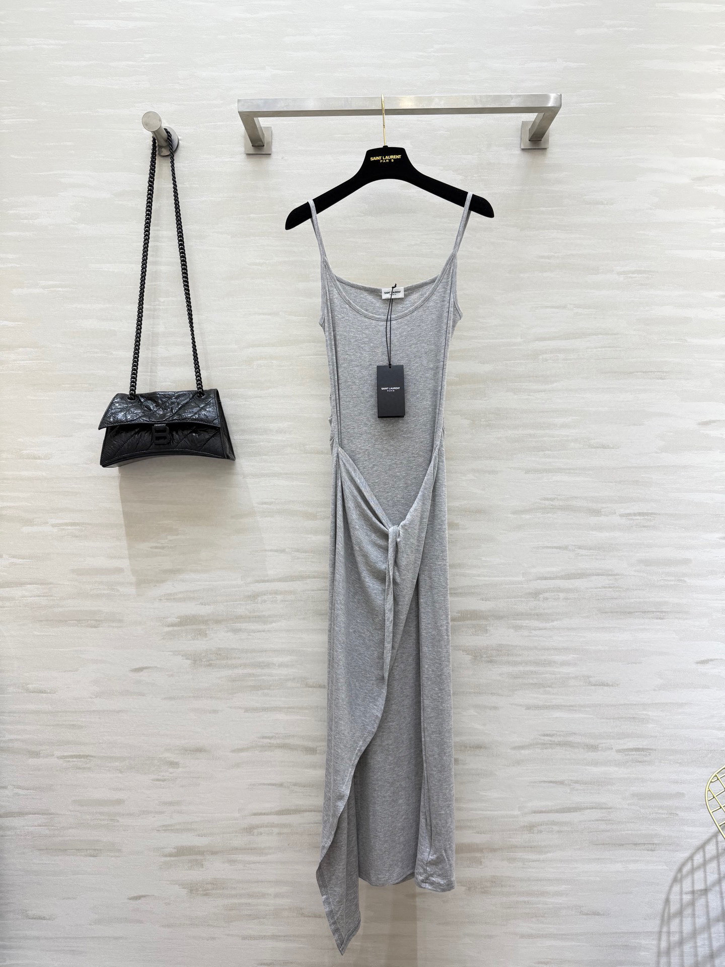 NO:439844,#ysl new style, U-neck waist-closing suspender skirt, large U-neck giant slim suspender adjustable, knot design makes it look slim and design-like, effortless to be fashionable, easy to see 'paper man'!  High-quality customization Spot first-time sizeS/M/L (size size 70, waist 60, skirt length 116, saint laurent, skirt ts, alexander wang19860909#ysl新款 U型领收腰吊带裙 大U领巨巨巨显瘦吊带可调节 纽结设计显瘦又有设计感 时髦起来毫不费力 轻松'纸片人”既视感！高品质定制 现货首发sizeS/M/L（s码胸围70,腰围60,裙长116,,saint laurent,skirts,alexander wang,Women's clothing