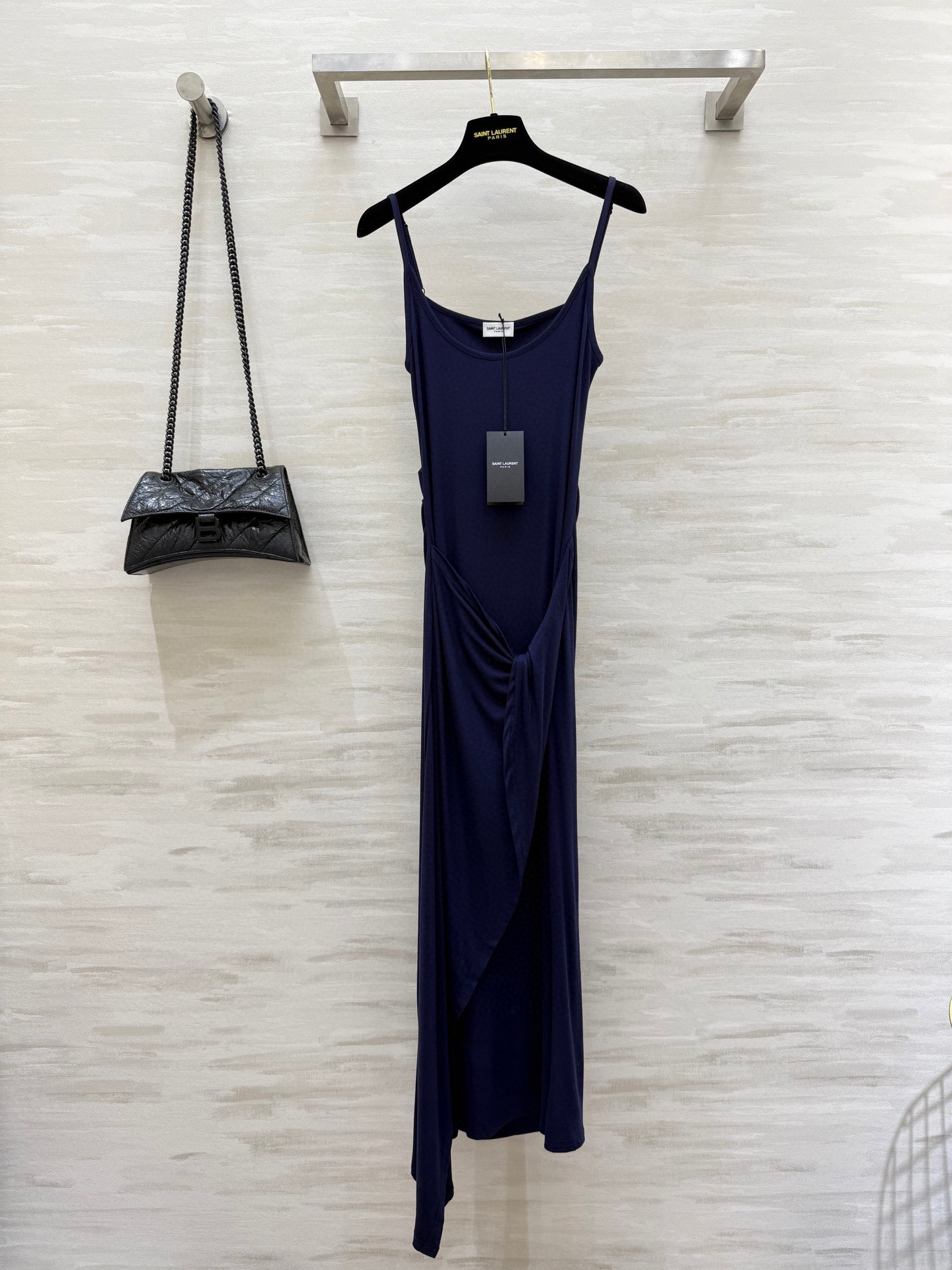 NO:439799,#ysl new style, U-neck waist-closing suspender skirt, large U-neck giant slim suspender adjustable, knot design makes it look slim and design-like, effortless to be fashionable, easy to see 'paper man'!  High-quality customization Spot first-time sizeS/M/L (size size 70, waist 60, skirt length 116, saint laurent, skirt ts, alexander wang19860909#ysl新款 U型领收腰吊带裙 大U领巨巨巨显瘦吊带可调节 纽结设计显瘦又有设计感 时髦起来毫不费力 轻松'纸片人”既视感！高品质定制 现货首发sizeS/M/L（s码胸围70,腰围60,裙长116,,saint laurent,skirts,alexander wang,Women's clothing