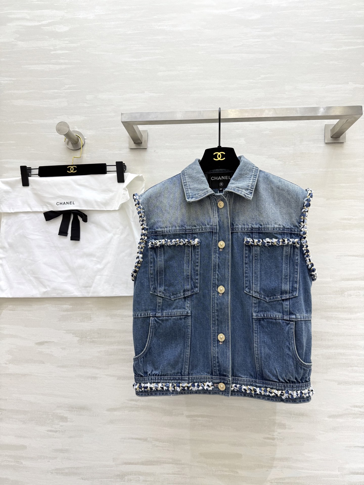 NO:440747,#ChaneA high-end handicraft workshop webbing logo denim vest high-quality customization spot first-time size36/38/40 (), chanel, alexander wang19860909#ChaneA高级手工坊 织带标识牛仔马甲 高品质定制 现货首发size36/38/40（）,,chanel,alexander wang,Women's clothing