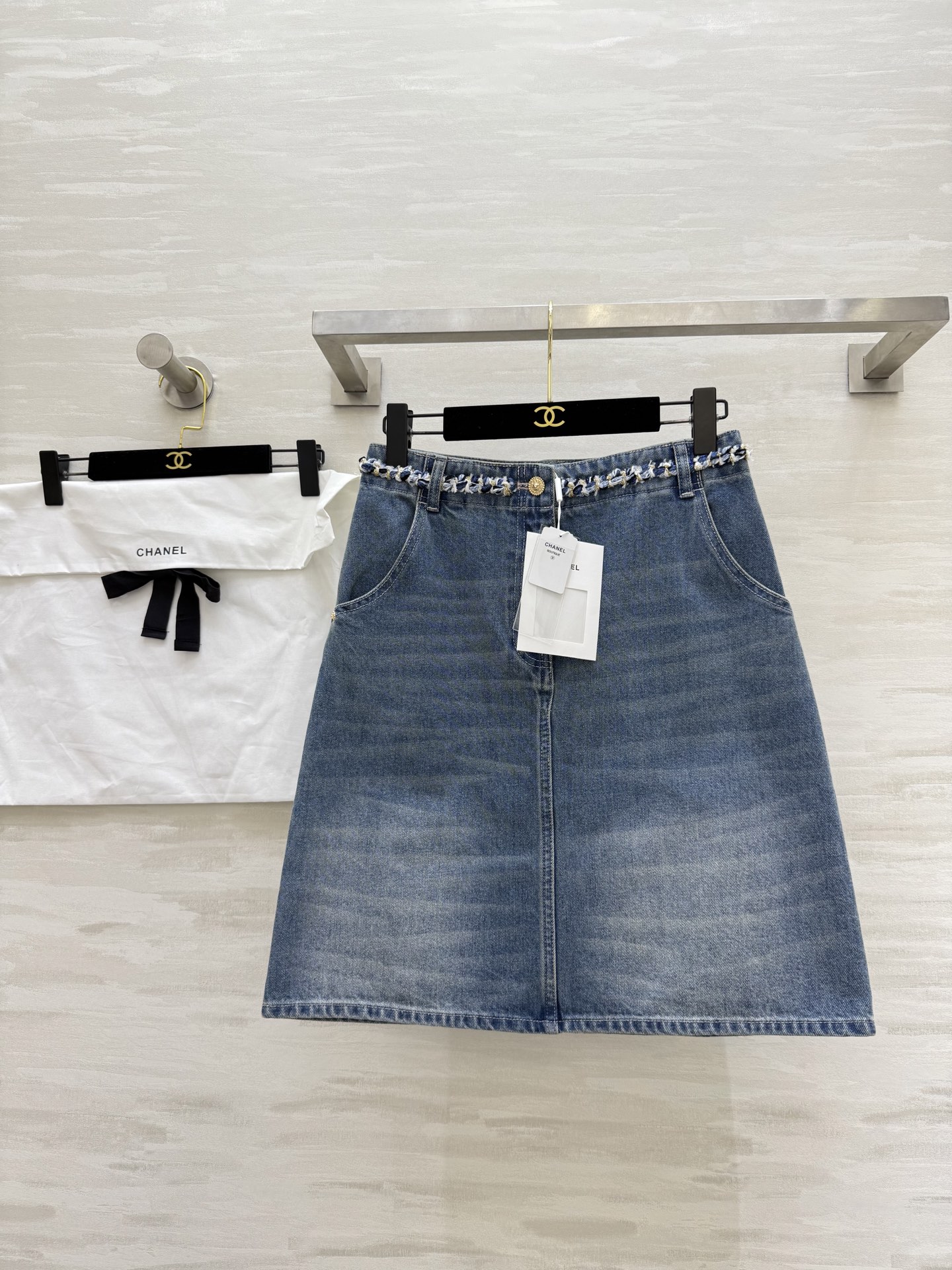 NO:440760,#ChaneA high-end handicraft workshop series webbing logo denim skirt high quality customization spot first release size36/38/40 (), chanel, skirts, alexander wang19860909#ChaneA高级手工坊系列 织带标识牛仔半裙 高品质定制 现货首发size36/38/40（）,,chanel,skirts,alexander wang,Women's clothing