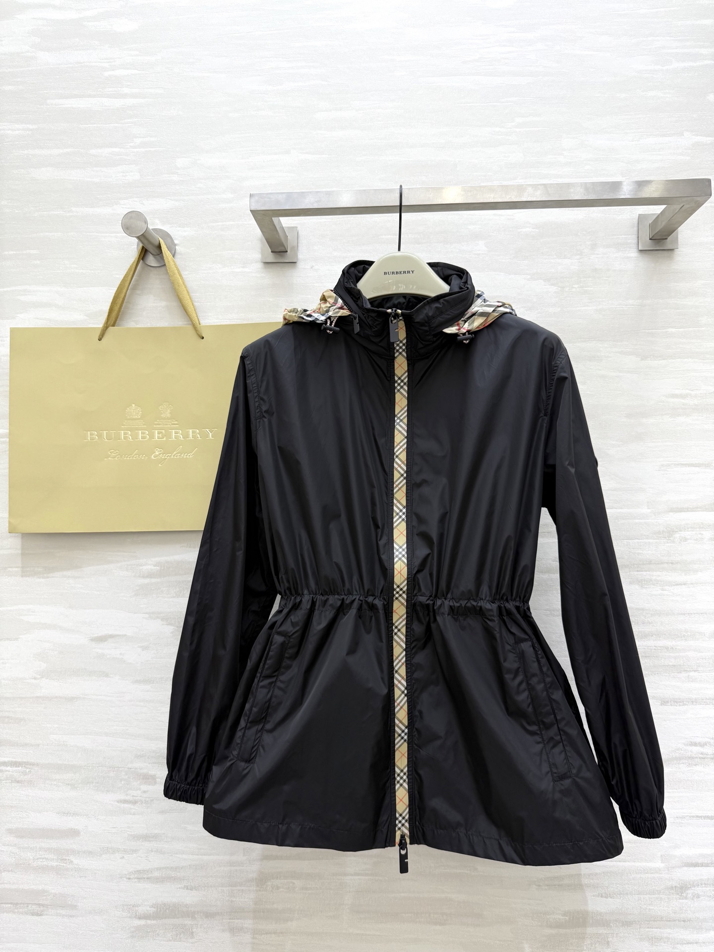 NO:441509,#BURBERR new style, light and light drawstring mid-length jacket, check the details here!  The thin coat is cleverly matched with classic plaid trim. The unique design instantly illuminates the shape. Rich layers and yet fashionable. Choose from black and beige. Easy to adapt to various occasions. The eye-catching MAX is on the street. Every piece is so cute. Come and rush~ High-quality customization. Spot sizeS/M/L/XL (M size shoulder width 45, bust 108, and length 69), burberry, jackets & coats, alexander wang19860909#BURBERR新款 轻薄抽绳中长款外套 格纹细节控看这里！轻薄外套巧搭经典格纹饰边 独特设计瞬间点亮造型 层次丰富又不失时尚感 黑与米色双色任选 轻松适配多种场合 出街吸睛力MAX~每一件都好爱,快来冲~ 高品质定制 现货首发sizeS/M/L/XL（M码肩宽45,胸围108,衣长69）,,burberry,jackets & coats,alexander wang,Women's clothing