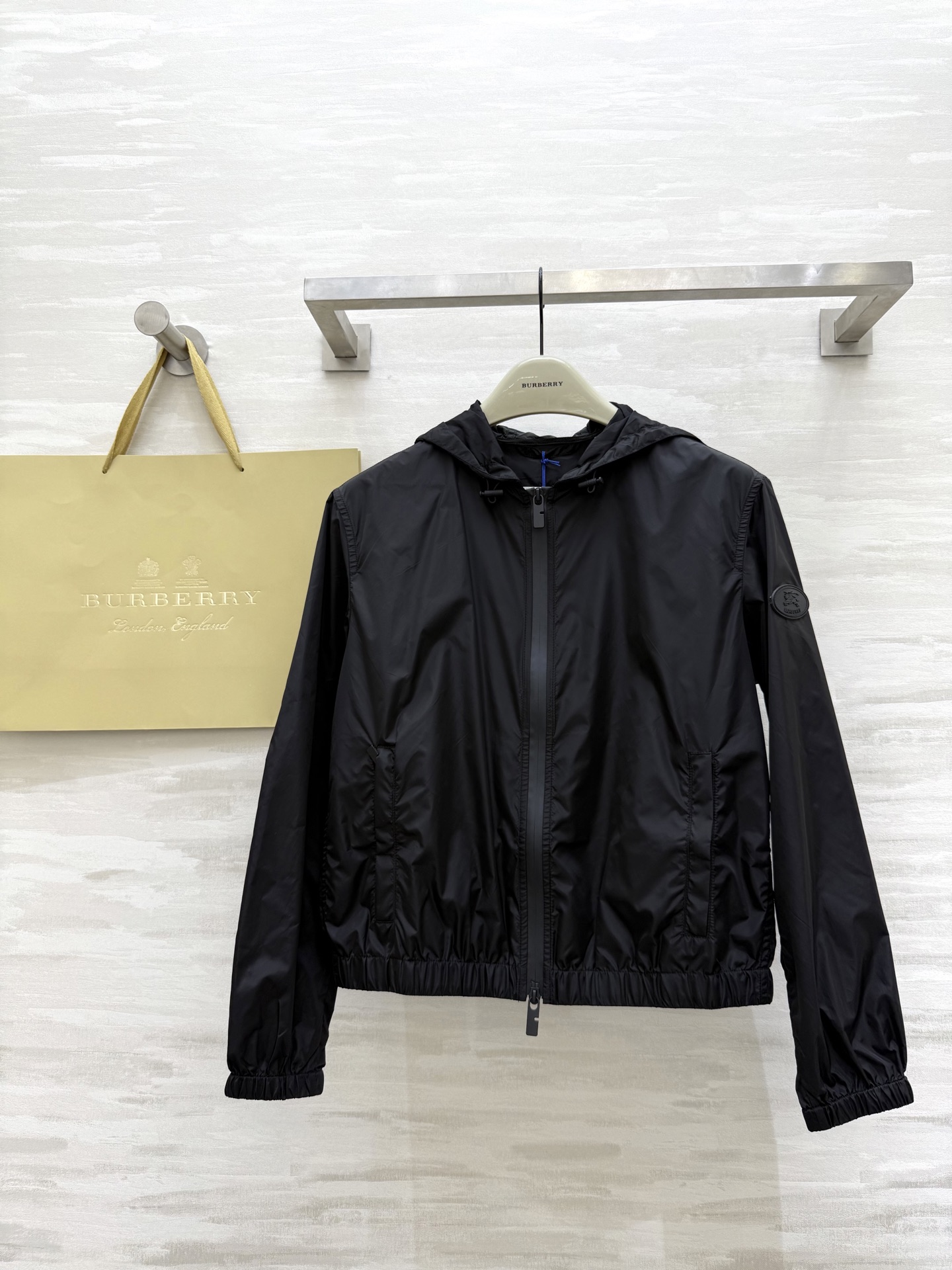 NO:441536,#Burberr Knight Horse Printed Thin Zipper Jacket Back Horse Printed Pattern How to Look Good and High Quality Customization Spot First-time SizeS/M/L/XL (Size S S Shoulder Width 43, Bust 106, Clothes Length 53, Burberry, Jackets & Coats, Alexander Wang19860909#Burberr骑士战马印花轻薄拉链外套 后背战马印花图案 怎么看怎么好看高品质定制 现货首发sizeS/M/L/XL（s码肩宽43,胸围106,衣长53,,burberry,jackets & coats,alexander wang,Women's clothing