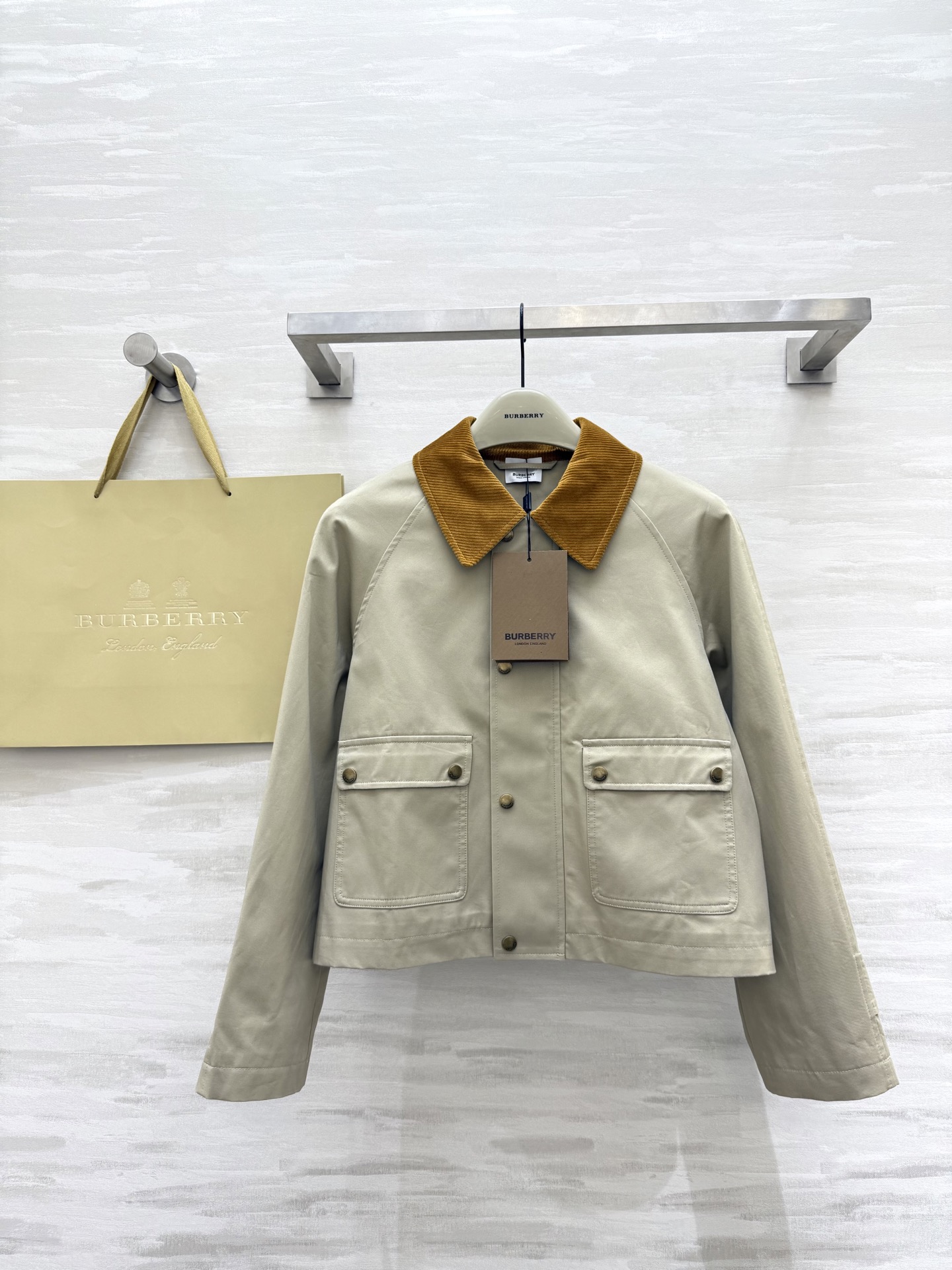 NO:441552,#Burberr new Bath style jacket with contrasting checked lining full of detail High-quality customization Spot sizeS/M/L (size s bust 96, 52 length), burberry, jackets & coats, alexander wang19860909#Burberr新款巴恩风外套 撞色格纹里布细节感十足 高品质定制 现货首发sizeS/M/L（s码胸围96,衣长52）,,burberry,jackets & coats,alexander wang,Women's clothing