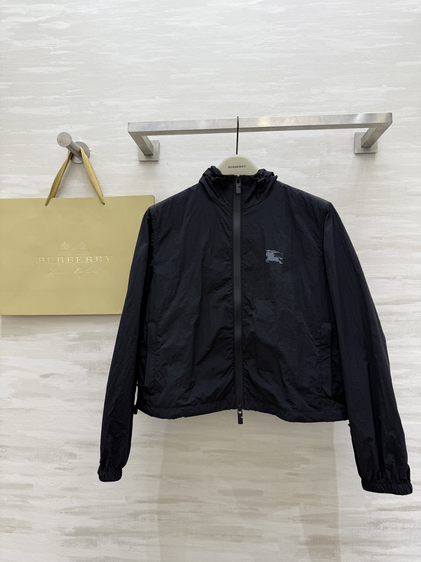 NO:442860,#Burberr Knight Horse Printed Thin Zipper Jacket Back Horse Printed Pattern How to Look Good and High Quality Customized Spot First-Release SizeS/M/L/ (S S S S S Shoulder Width 43, Bust 106, Clothes Length 53, Burberry, Jackets & Coats, Alexander Wang19860909#Burberr骑士战马印花轻薄拉链外套 后背战马印花图案 怎么看怎么好看高品质定制 现货首发sizeS/M/L/（s码肩宽43,胸围106,衣长53,,burberry,jackets & coats,alexander wang,Women's clothing