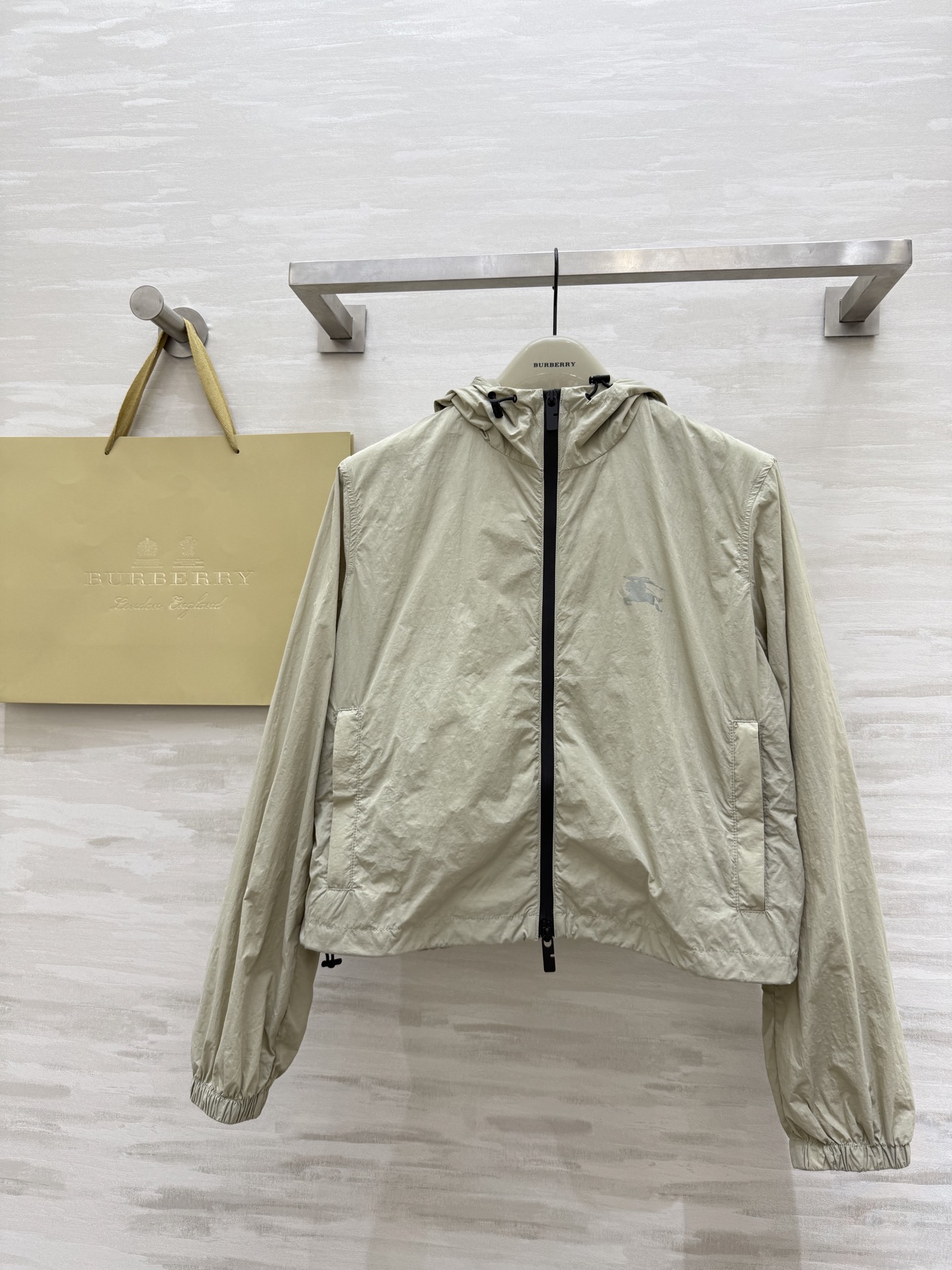 NO:442883,#Burberr Knight Horse Printed Thin Zipper Jacket Back Horse Printed Pattern How to Look Good and High Quality Customized Spot First-Release SizeS/M/L/ (S S S S S Shoulder Width 43, Bust 106, Clothes Length 53, Burberry, Jackets & Coats, Alexander Wang19860909#Burberr骑士战马印花轻薄拉链外套 后背战马印花图案 怎么看怎么好看高品质定制 现货首发sizeS/M/L/（s码肩宽43,胸围106,衣长53,,burberry,jackets & coats,alexander wang,Women's clothing