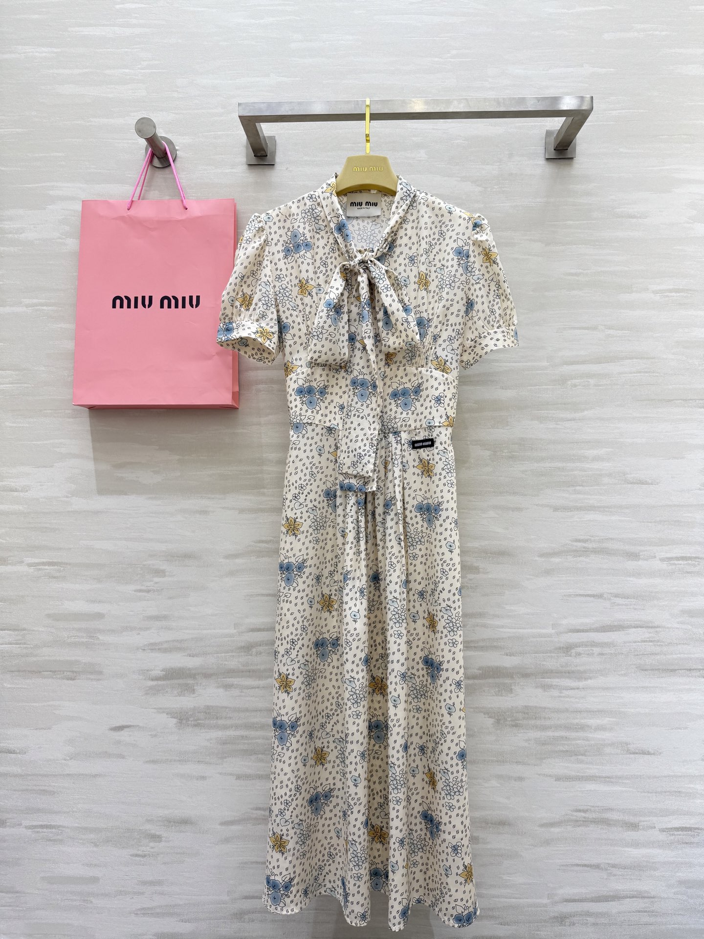 NO:442911,#Miumi new product Floral tie dress, floral dress that has been seen for thousands of years. The upper body is full of romance and retro. Inspired by flowers, colorful but not lacking a sense of high-end. The skirt is flowing and swaying in the wind. It is unique. The waist-hugging skirt shape perfectly outlines the body curve. It can be salty or sweet. The upper body is fashionable and high-end!  High-quality customization spot first-time sizeS/M/L(), miumiu, skirts, ties, alexander wang19860909#Miumi新品 碎花领带连衣裙 一眼万年的碎花裙 上身充满浪漫与复古感 以花朵为灵感 色彩斑斓却不失高级感 裙摆飘逸 随风摇曳 独具魅力 收腰裙型 完美勾勒出身材曲线 可盐可甜 上身时髦又高级！高品质定制 现货首发sizeS/M/L（）,,miumiu,skirts,ties,alexander wang,Women's clothing