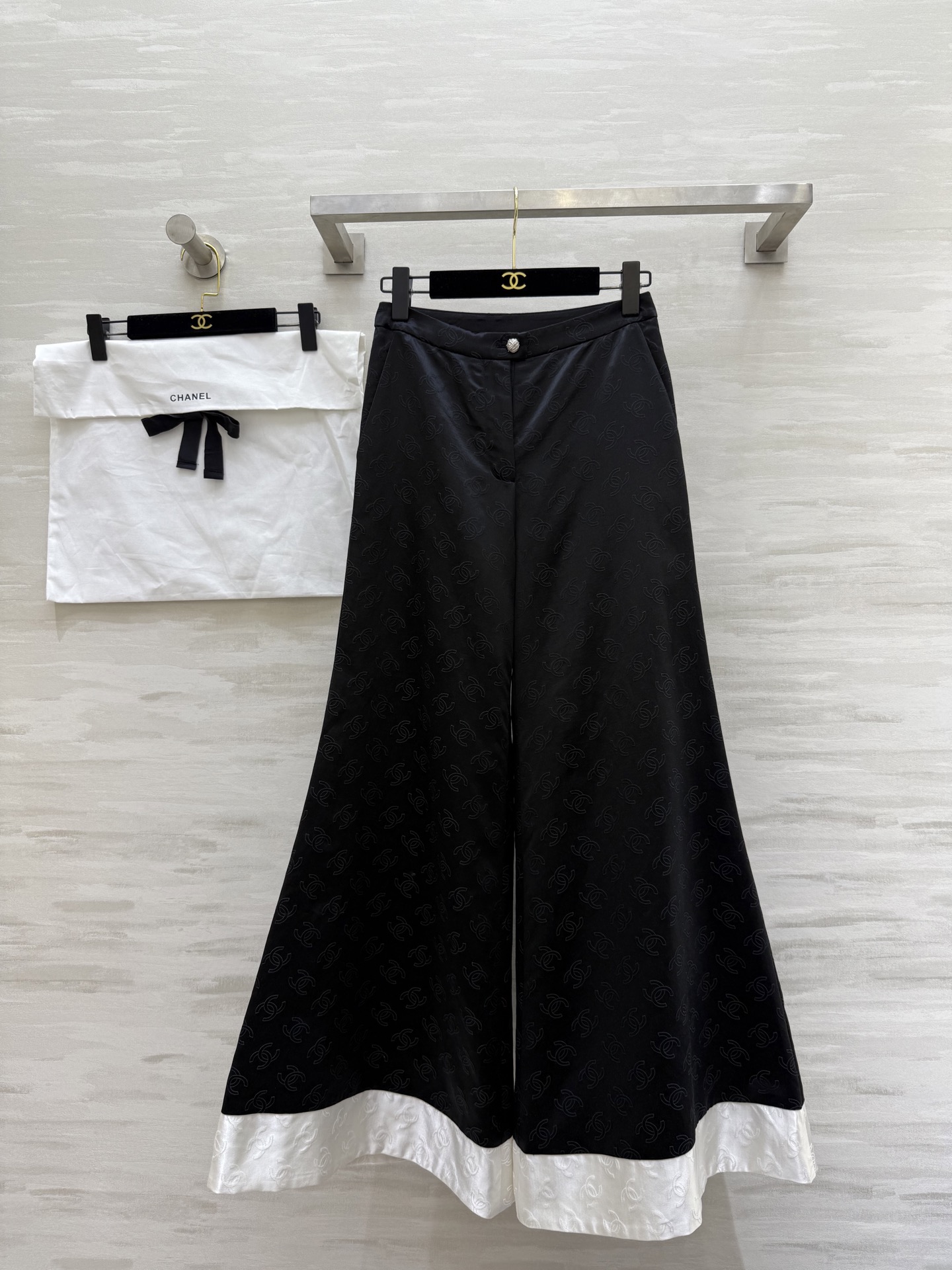 NO:444005,#ChaneA high-end handicraft workshop series new black and white high-end jacquard color-blocked silk pants high-quality customization spot first-time size36/38/40 (), chanel, real silk, alexander wang19860909#ChaneA高级手工坊系列新款 黑白高级提花拼色喇叭真丝裤 高品质定制 现货首发size36/38/40（）,,chanel,real silk,alexander wang,Women's clothing