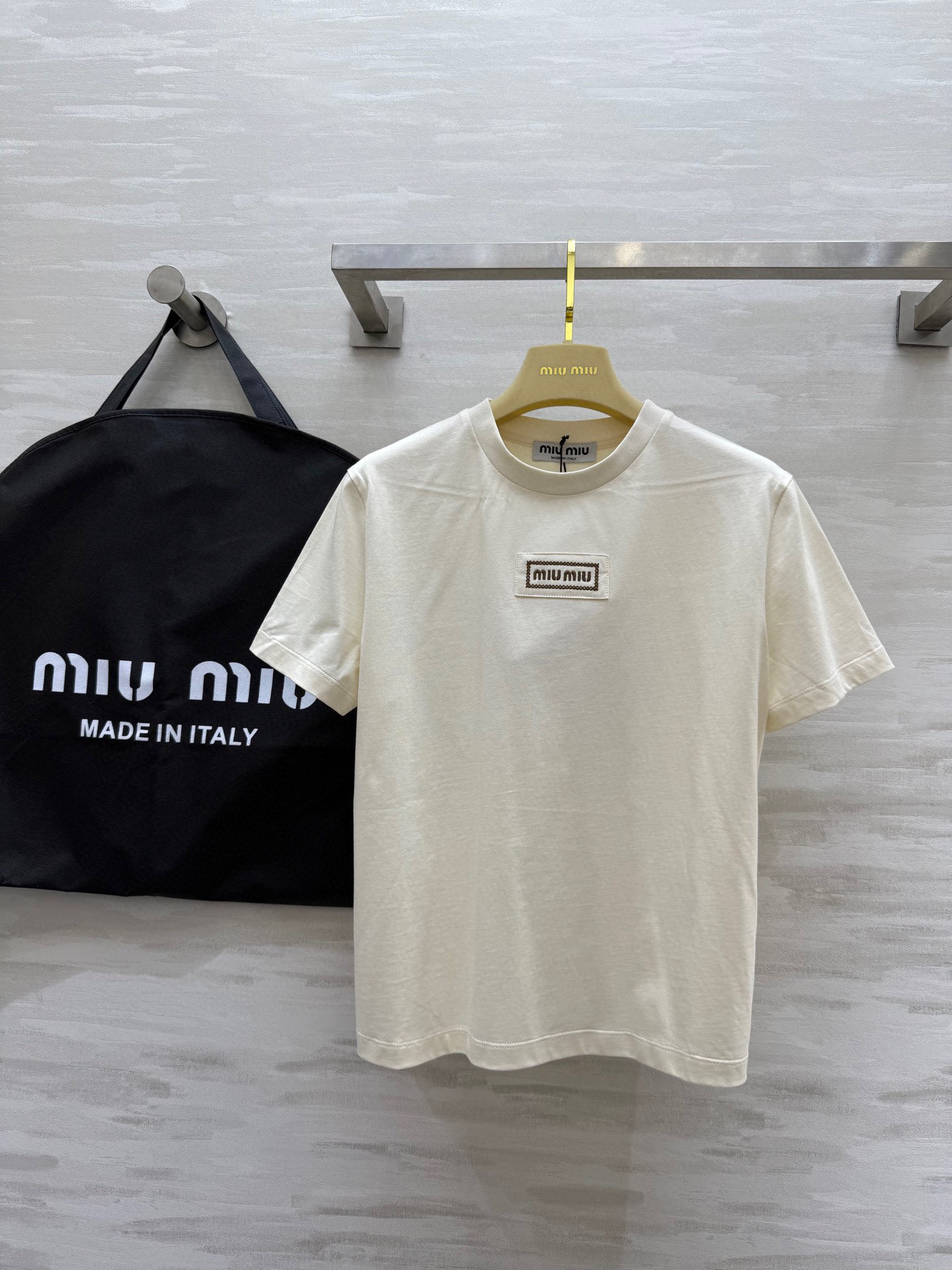 NO:443958,#Miumi letter embroidered T-shirt, short style playful and lively, high-quality customization, spot first-time sizeS/M/L (size s-shoulder width 37, bust 86, length 56),,miumiu,tees, t-shirt,alexander wang19860909#Miumi字母刺绣T恤 短款版型俏皮灵动 高品质定制 现货首发sizeS/M/L（s码肩宽37,胸围86,衣长56）,,miumiu,tees，t-shirt,alexander wang,Women's clothing
